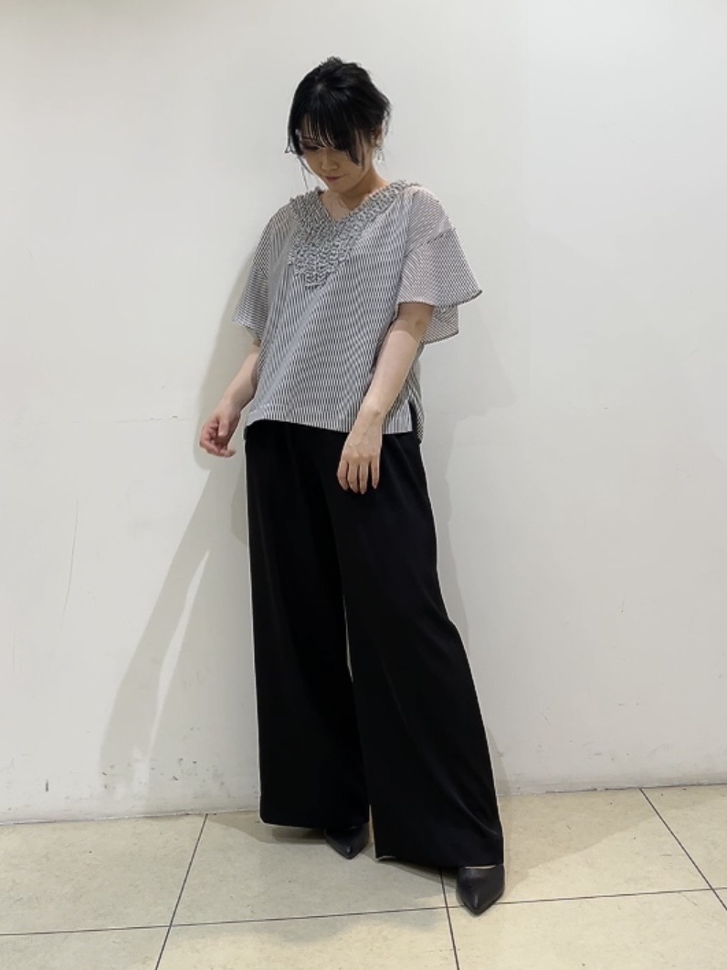 watanabeさんの「UNTITLED｜【接触冷感/通気性/洗える】Vネックフリルブラウス」を使ったコーディネート