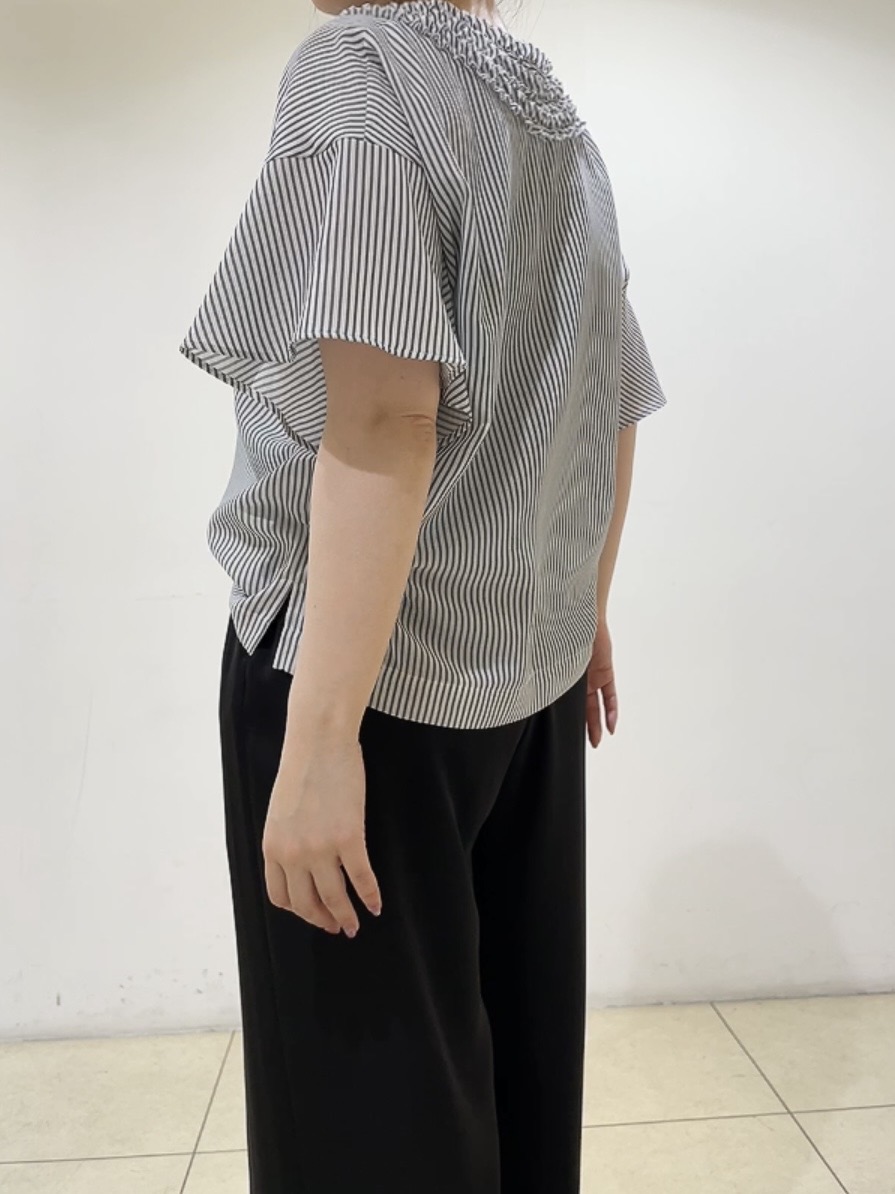 watanabeさんの「UNTITLED｜【接触冷感/通気性/洗える】Vネックフリルブラウス」を使ったコーディネート