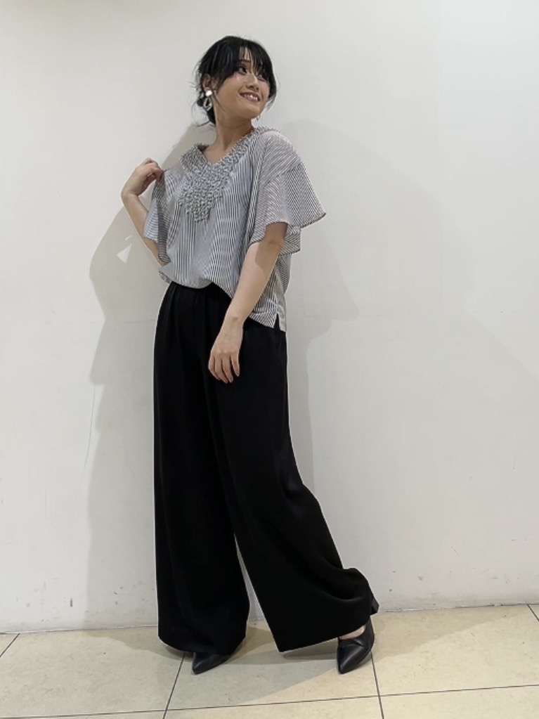 watanabeさんの「UNTITLED｜【接触冷感/通気性/洗える】Vネックフリルブラウス」を使ったコーディネート