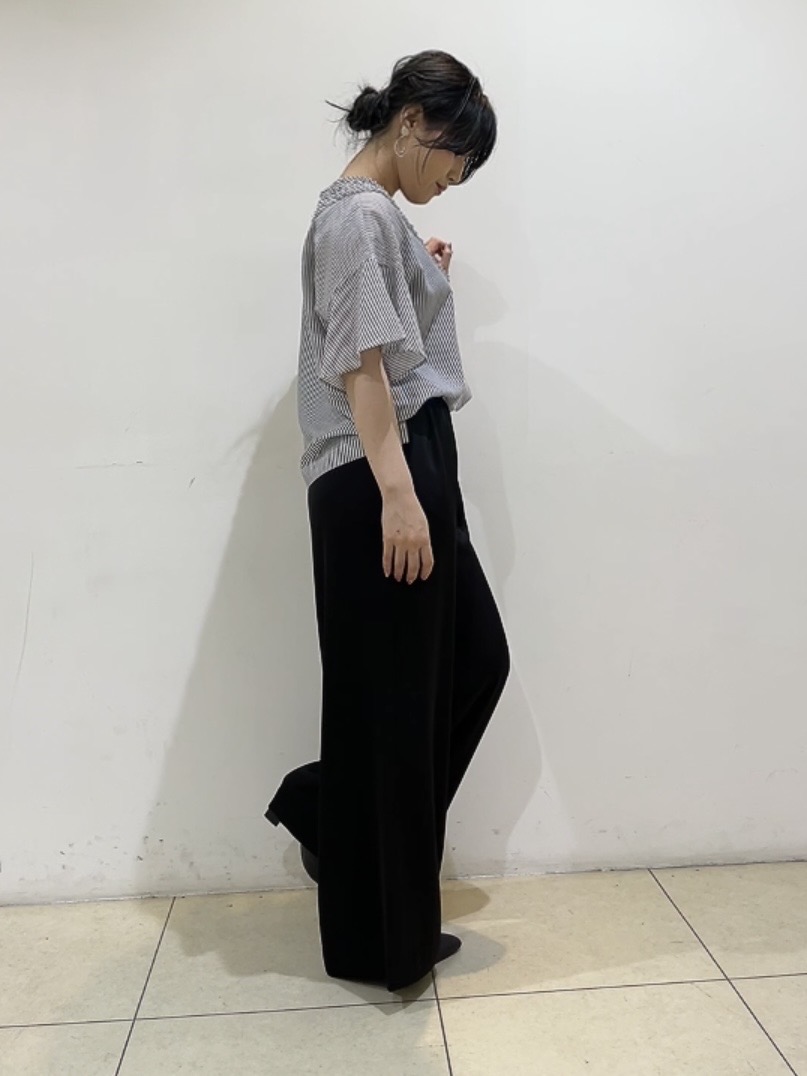 watanabeさんの「UNTITLED｜【接触冷感/通気性/洗える】Vネックフリルブラウス」を使ったコーディネート