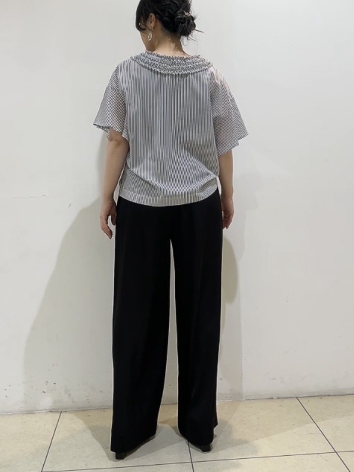 watanabeさんの「UNTITLED｜【接触冷感/通気性/洗える】Vネックフリルブラウス」を使ったコーディネート