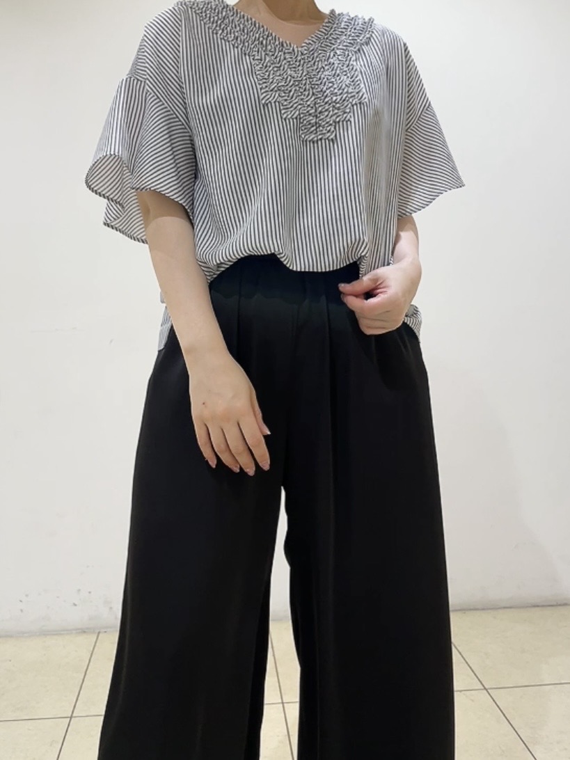 watanabeさんの「UNTITLED｜【接触冷感/通気性/洗える】Vネックフリルブラウス」を使ったコーディネート
