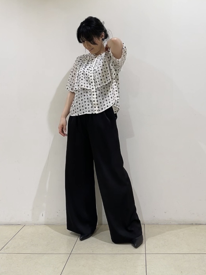 watanabeさんの「UNTITLED｜【洗える/きれいめ柄】コモンプリントブラウス」を使ったコーディネート