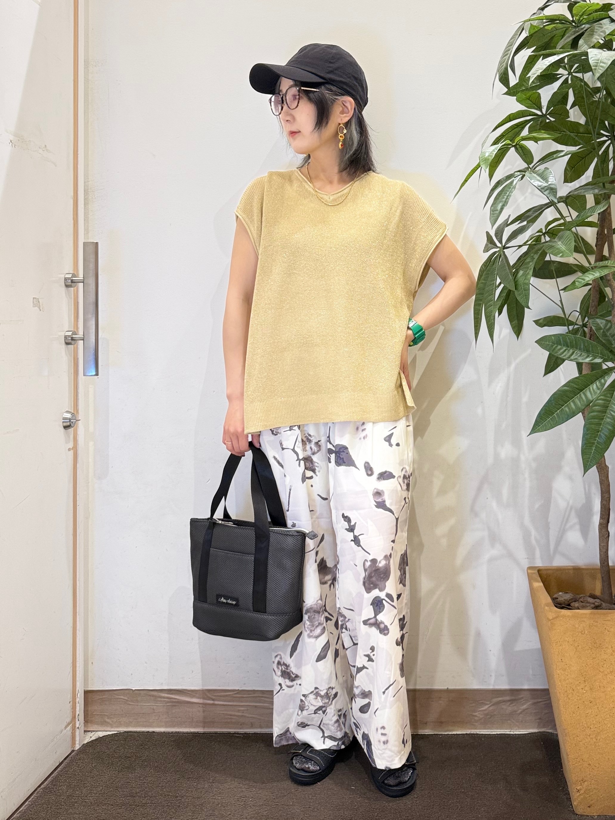 misakiさんの「SHOO･LA･RUE｜【2点セット/前後2WAY/洗濯機可/S-LL】体型カバーも叶う ラメ畦ニット+タンクトップ」を使ったコーディネート