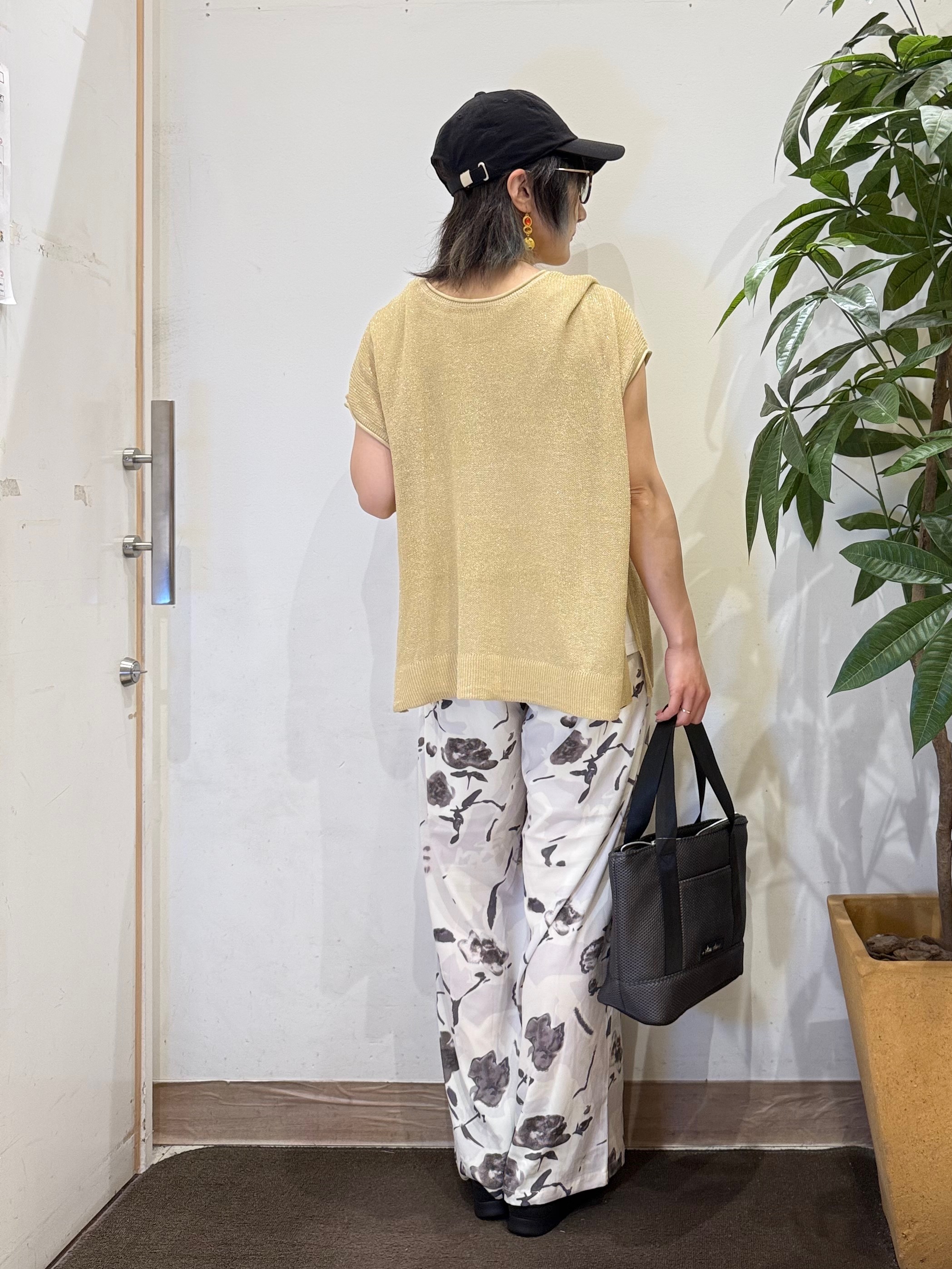 misakiさんの「SHOO･LA･RUE｜【2点セット/前後2WAY/洗濯機可/S-LL】体型カバーも叶う ラメ畦ニット+タンクトップ」を使ったコーディネート