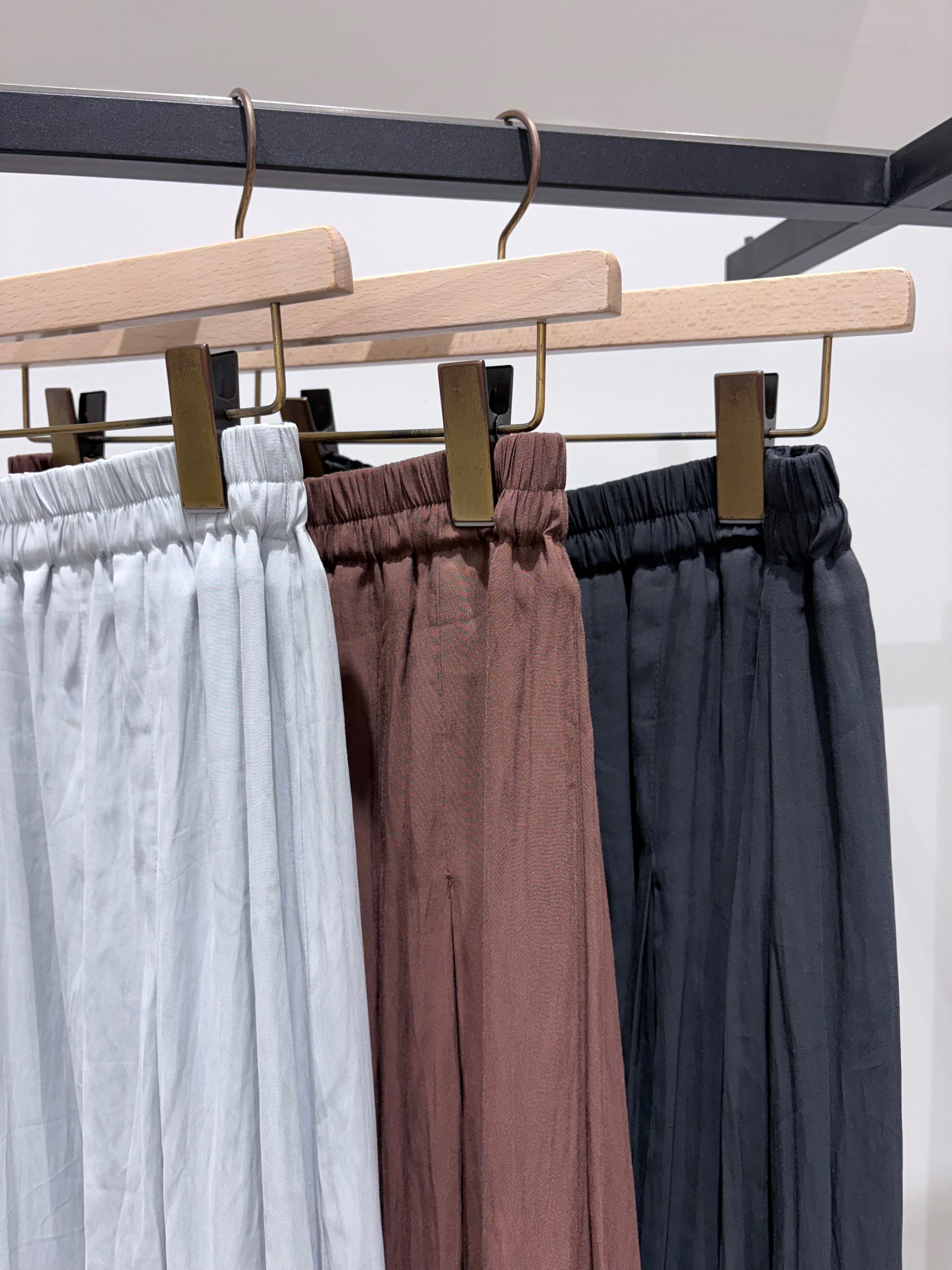 ARISAさんの「grove｜高評価！【シリーズ累計36万枚！名品ニット】やわらかドライタッチ スカラップスリーブニット」を使ったコーディネート