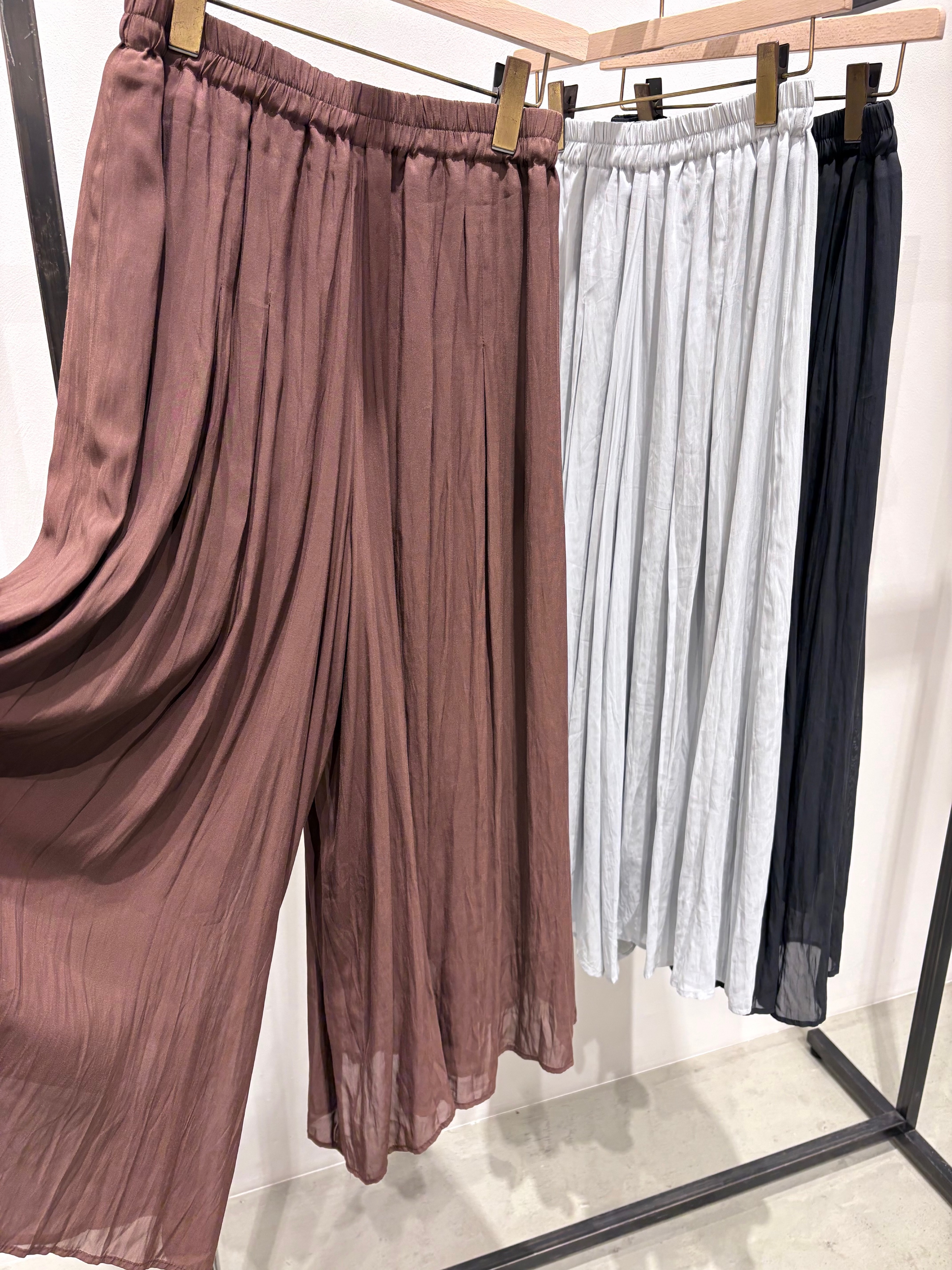 ARISAさんの「grove｜高評価！【シリーズ累計36万枚！名品ニット】やわらかドライタッチ スカラップスリーブニット」を使ったコーディネート