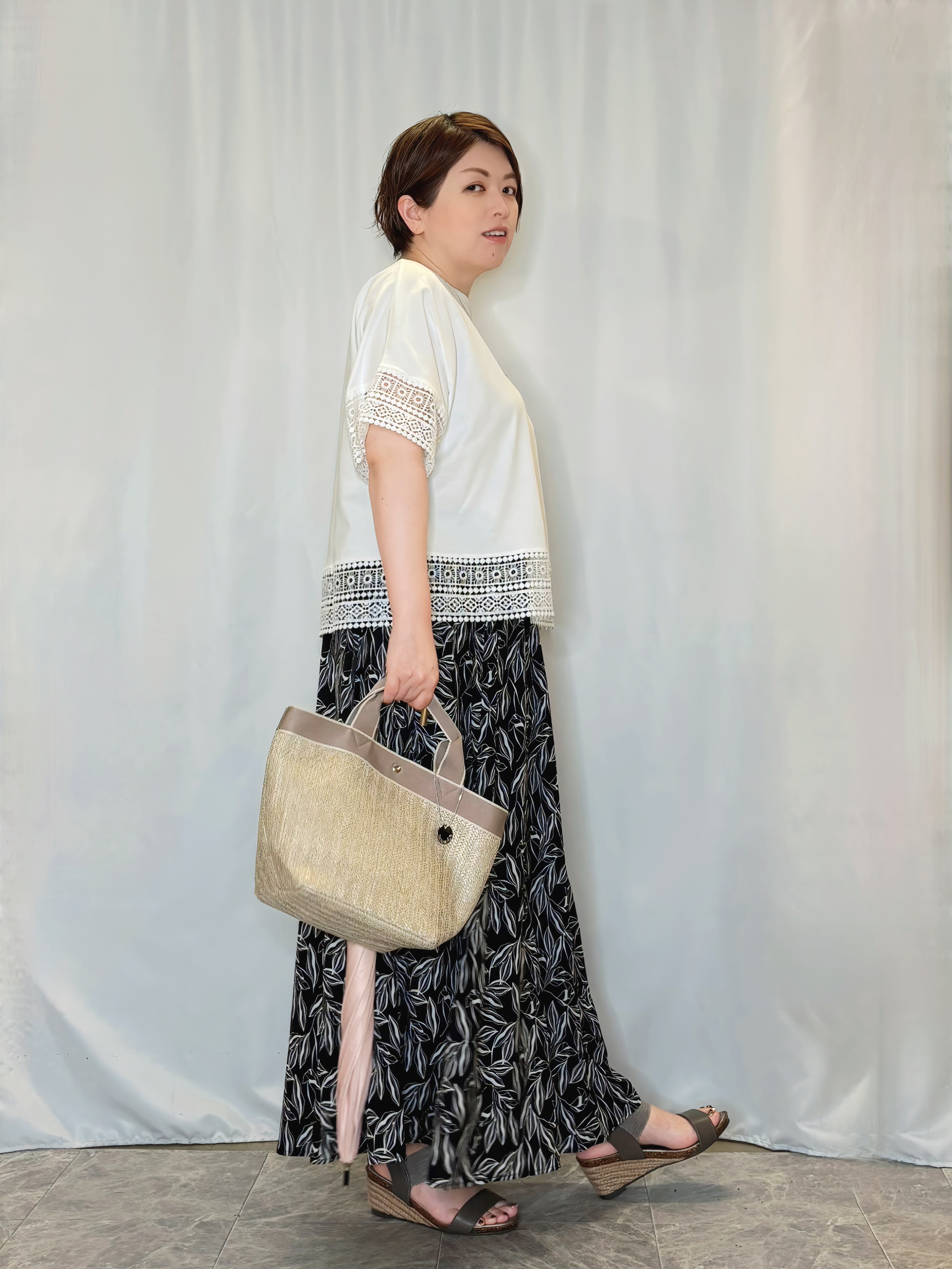 たみさんの「SHOO･LA･RUE｜【洗濯機可/体型カバー/S-LL】レース使いがポイント デザインTシャツ」を使ったコーディネート
