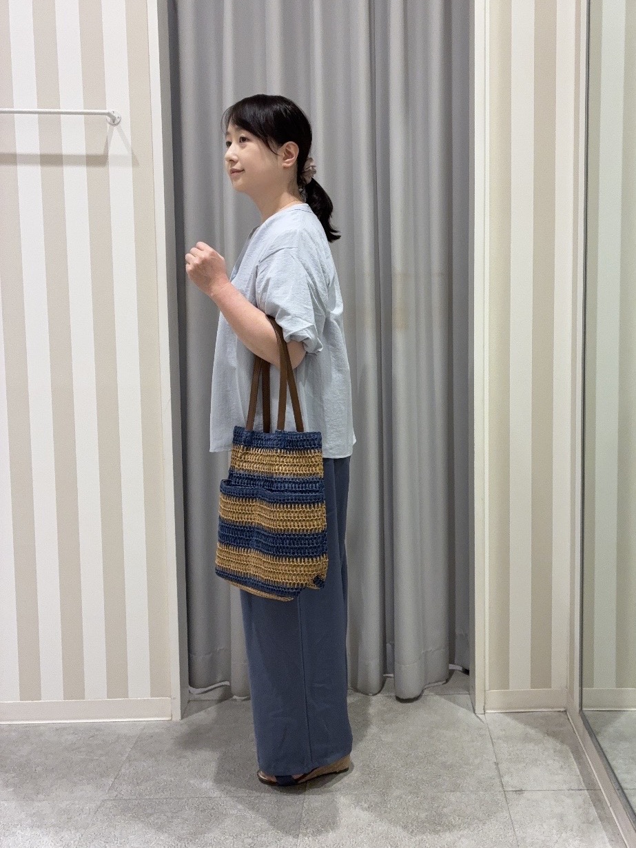 vanseさんの「SHOO･LA･RUE｜【洗濯機可】バルーンスリーブで二の腕カバー キーネック5分袖ブラウス」を使ったコーディネート
