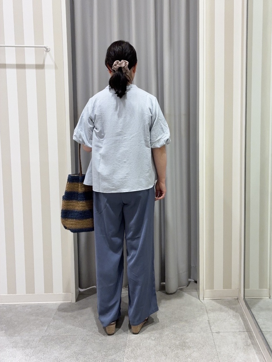 vanseさんの「SHOO･LA･RUE｜【洗濯機可】バルーンスリーブで二の腕カバー キーネック5分袖ブラウス」を使ったコーディネート