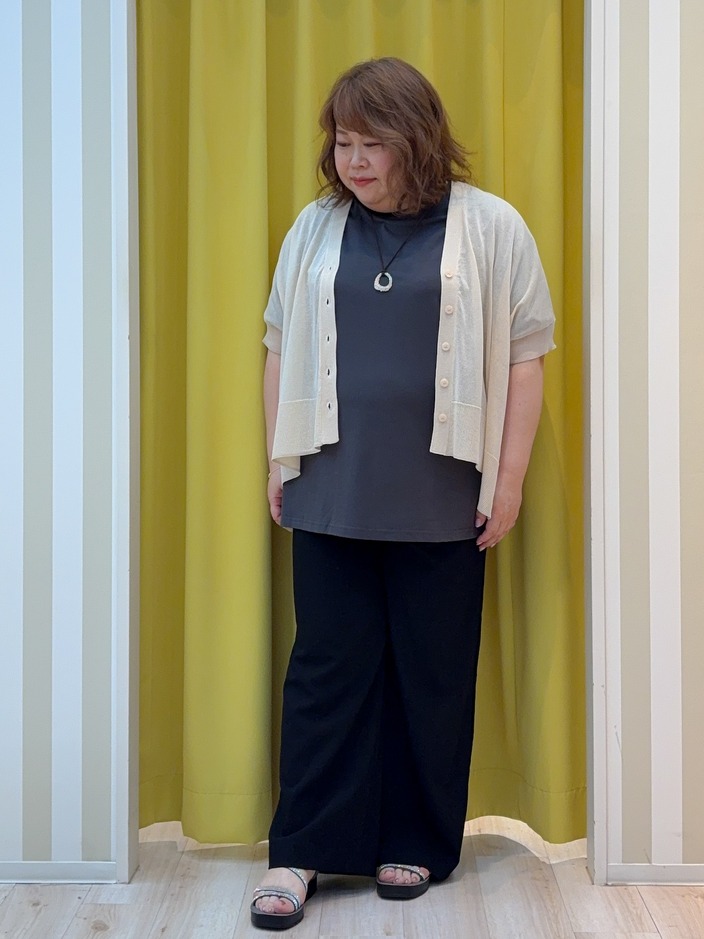 kotoさんさんの「SHOO･LA･RUE｜【洗濯機可/体型カバー】上品ラメがきらめく シアーポンチョ風カーディガン」を使ったコーディネート