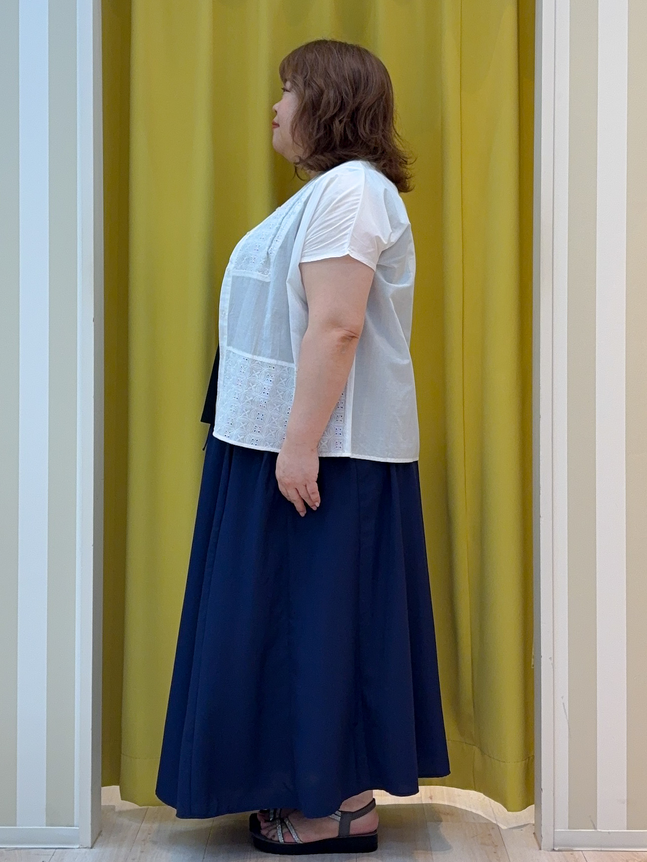 kotoさんさんの「SHOO･LA･RUE｜【体型カバー/S~LL】インせず着られて刺繍が目を引く 切替ノーカラーブラウス」を使ったコーディネート
