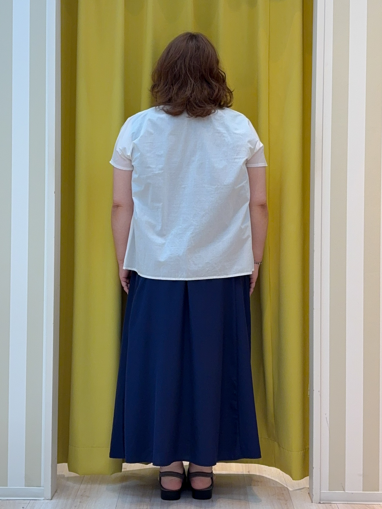 kotoさんさんの「SHOO･LA･RUE｜【体型カバー/S~LL】インせず着られて刺繍が目を引く 切替ノーカラーブラウス」を使ったコーディネート