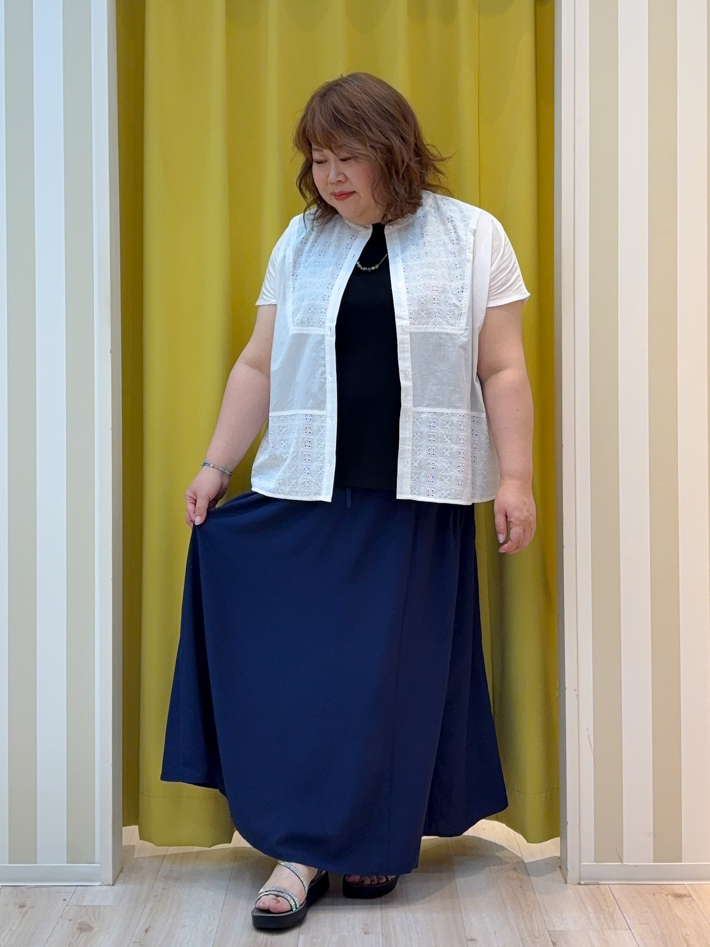 kotoさんさんの「SHOO･LA･RUE｜【体型カバー/S~LL】インせず着られて刺繍が目を引く 切替ノーカラーブラウス」を使ったコーディネート