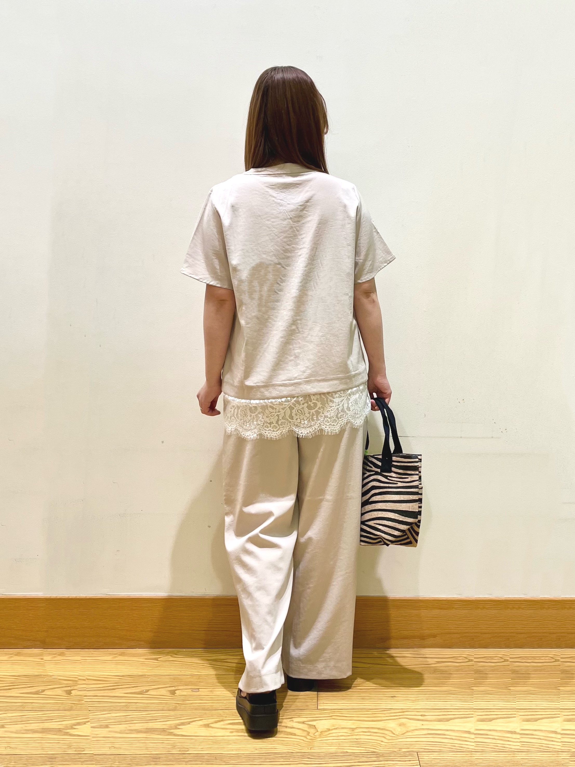 ゆっきーさんの「SHOO･LA･RUE｜【S-LL/洗濯機可】軽凛(かろりん) 楽に着られて上品 裾レーススキッパーブラウス」を使ったコーディネート