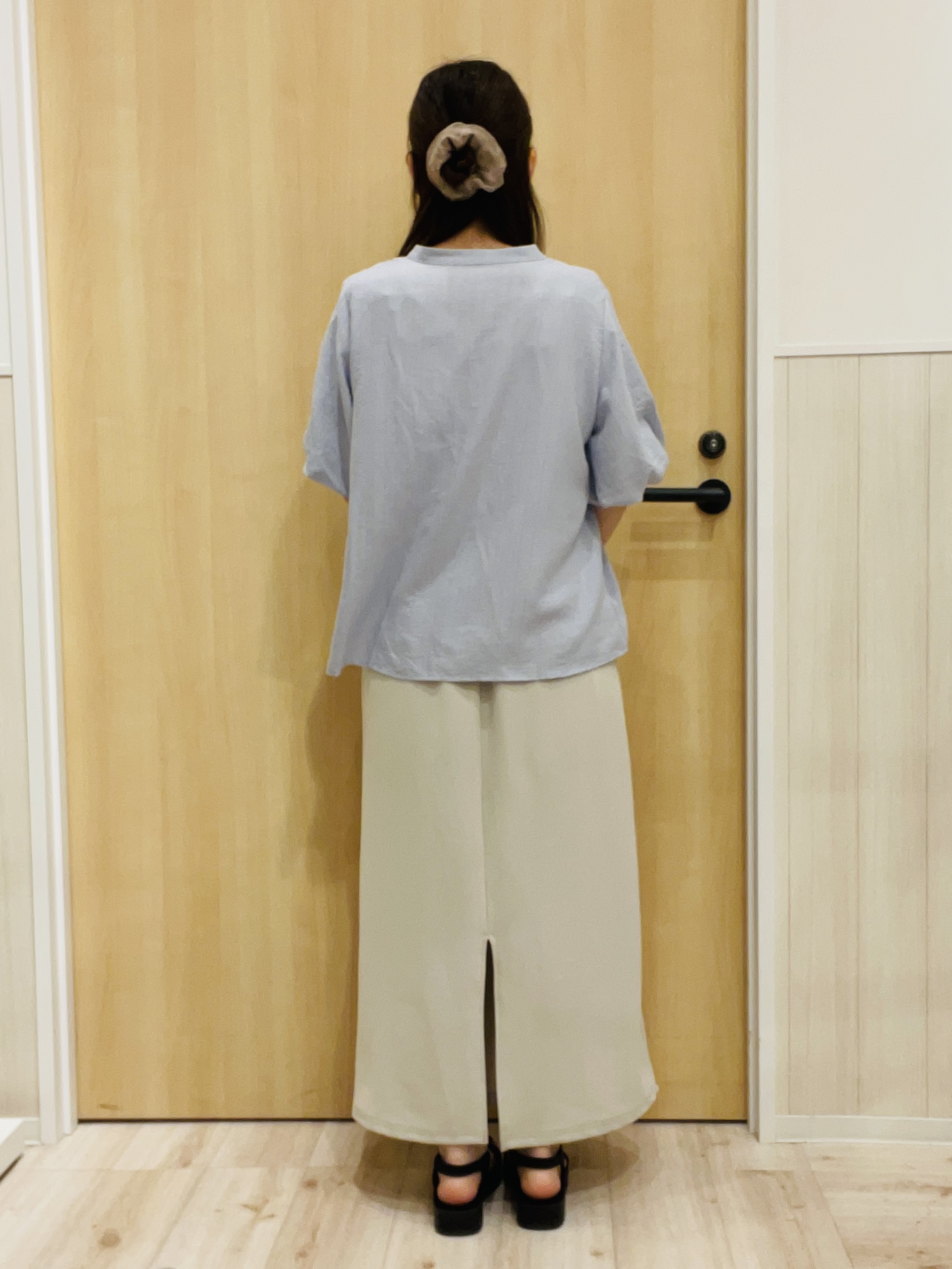 minamiさんの「SHOO･LA･RUE｜【洗濯機可】バルーンスリーブで二の腕カバー キーネック5分袖ブラウス」を使ったコーディネート