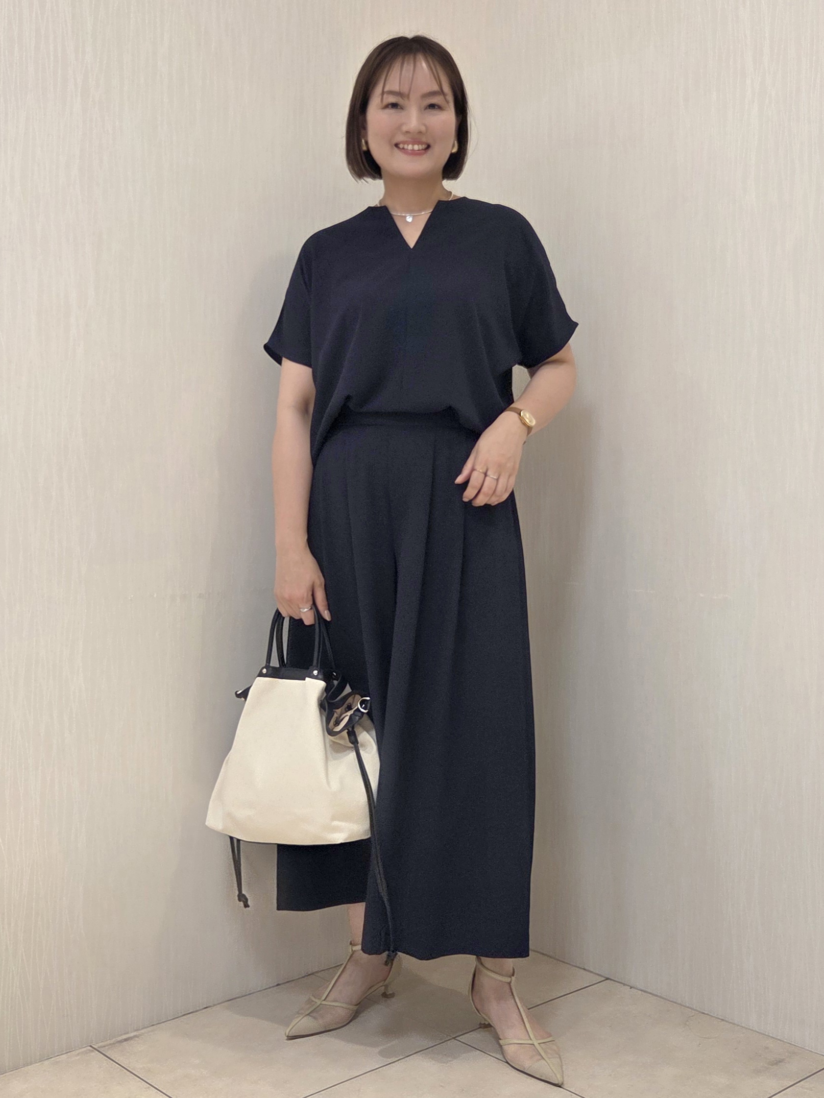 naokoさんの「UNTITLED｜【UV/接触冷感/セットアップ可】リラクシーキーVネックブラウス」を使ったコーディネート