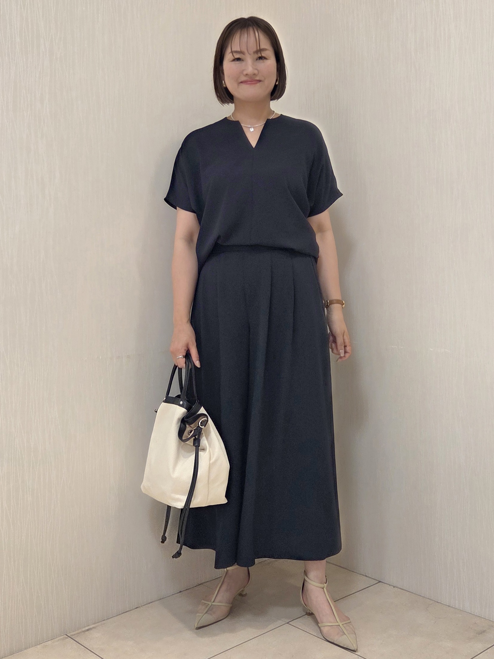 naokoさんの「UNTITLED｜【UV/接触冷感/セットアップ可】リラクシーキーVネックブラウス」を使ったコーディネート