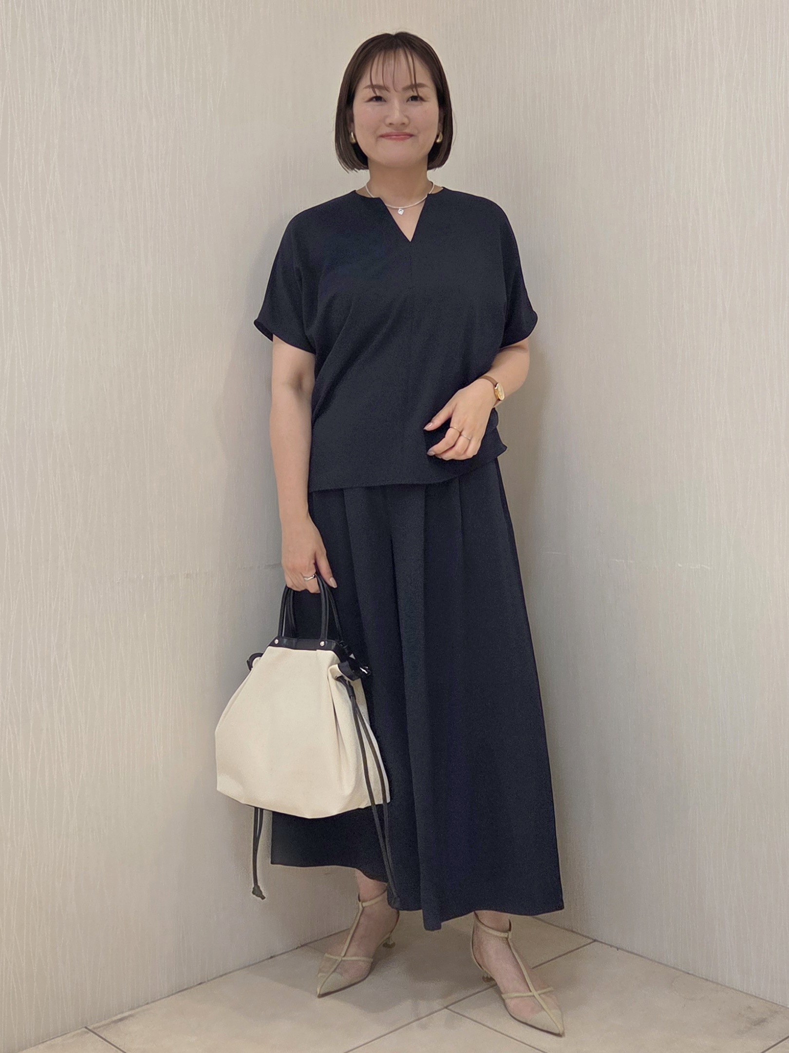 naokoさんの「UNTITLED｜【UV/接触冷感/セットアップ可】リラクシーキーVネックブラウス」を使ったコーディネート