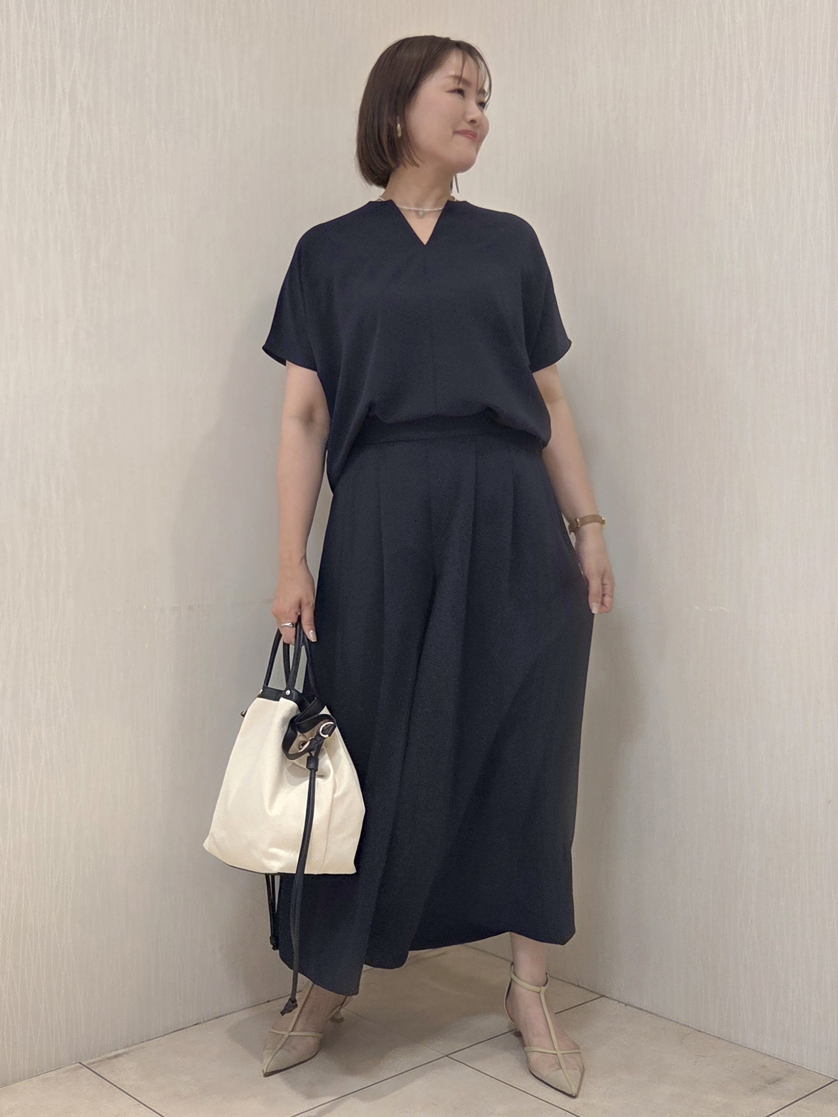 naokoさんの「UNTITLED｜【UV/接触冷感/セットアップ可】リラクシーキーVネックブラウス」を使ったコーディネート