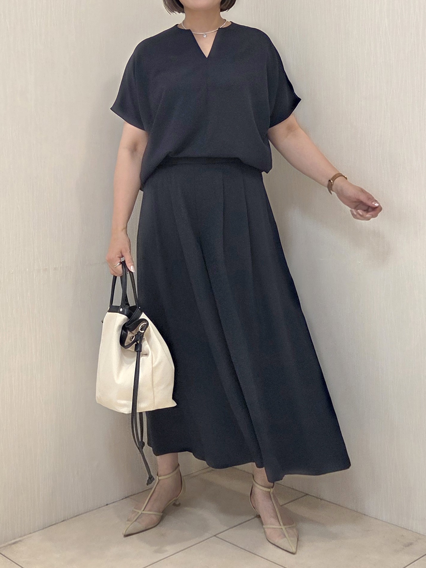 naokoさんの「UNTITLED｜【UV/接触冷感/セットアップ可】リラクシーキーVネックブラウス」を使ったコーディネート