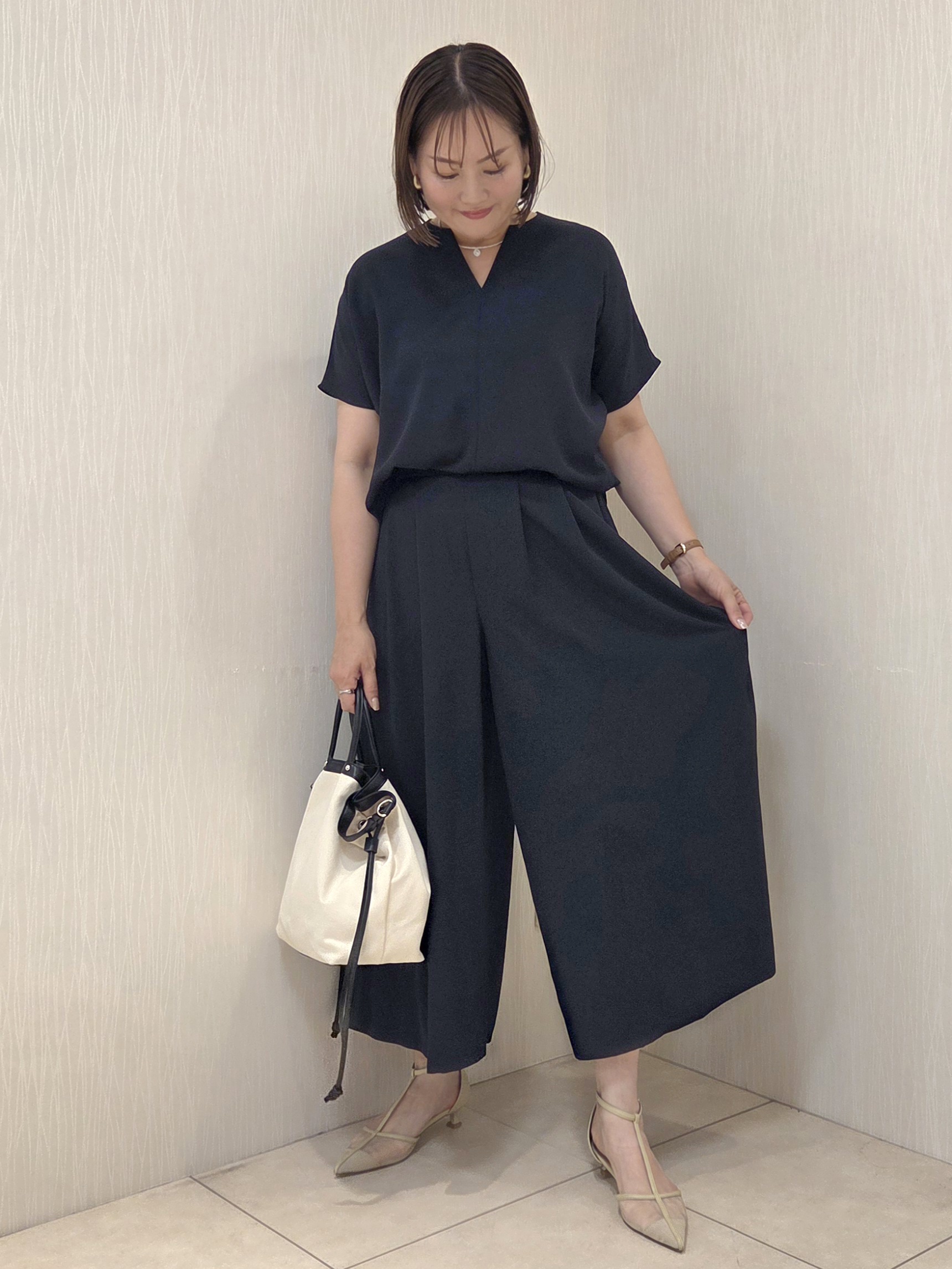 naokoさんの「UNTITLED｜【UV/接触冷感/セットアップ可】リラクシーキーVネックブラウス」を使ったコーディネート