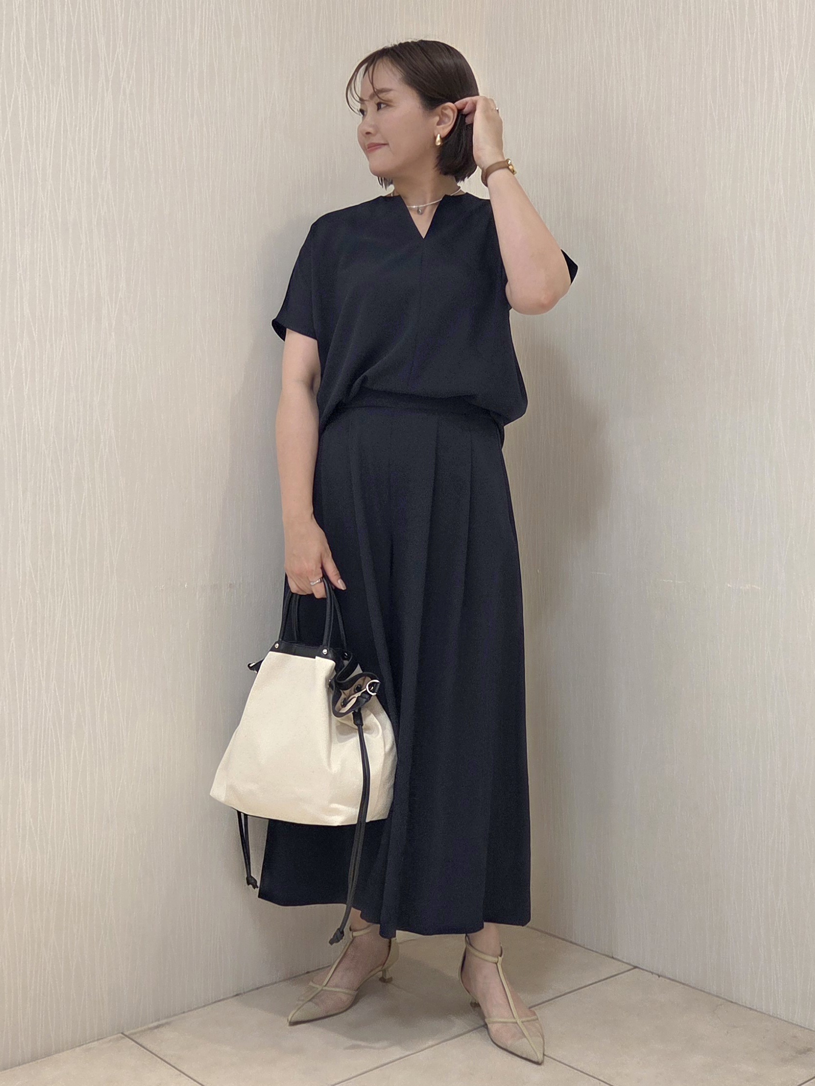 naokoさんの「UNTITLED｜【UV/接触冷感/セットアップ可】リラクシーキーVネックブラウス」を使ったコーディネート