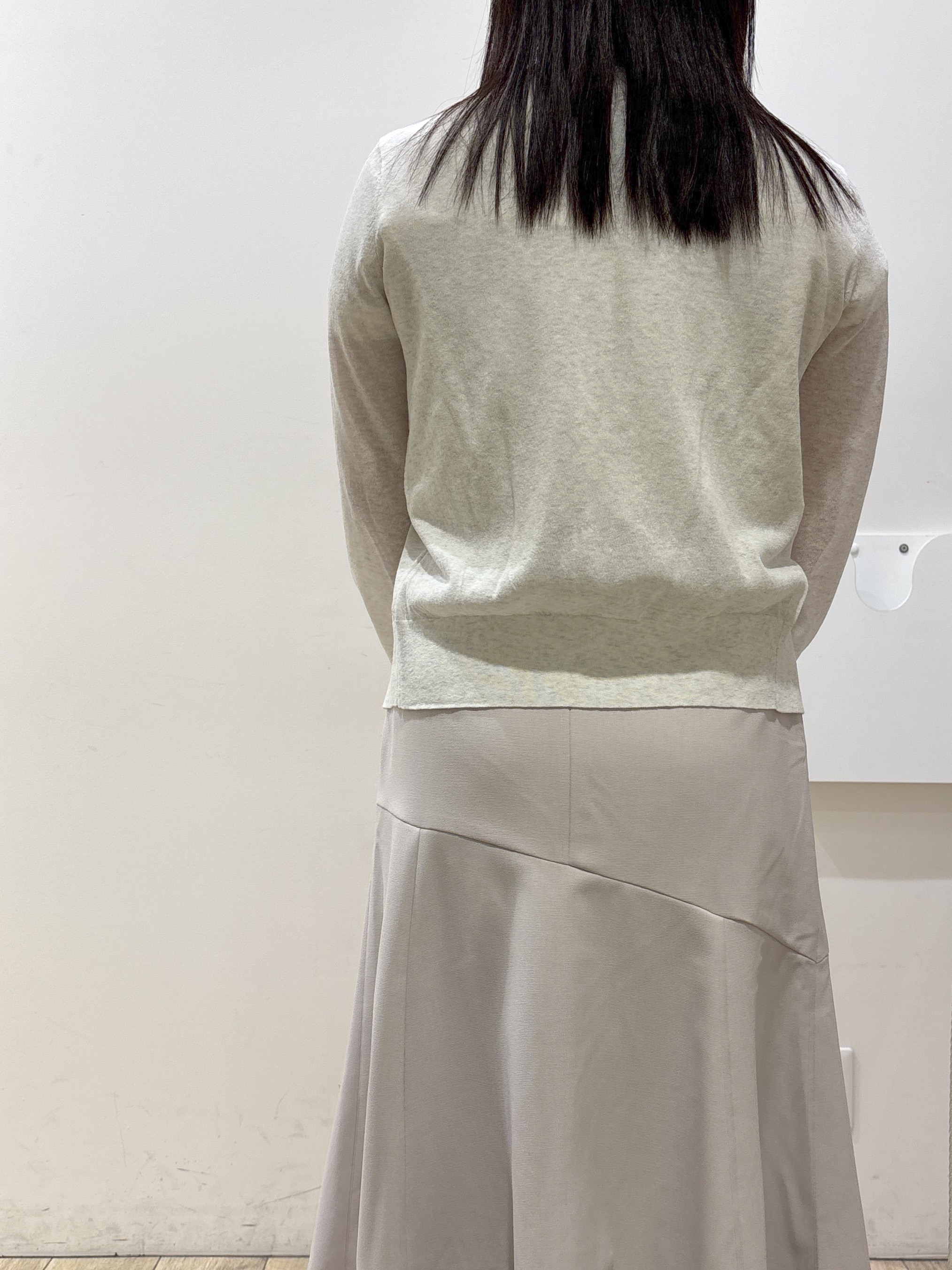 mameさんの「index｜ビジューボタンシアーカーディガン【抗ピリング／洗濯機OK】」を使ったコーディネート