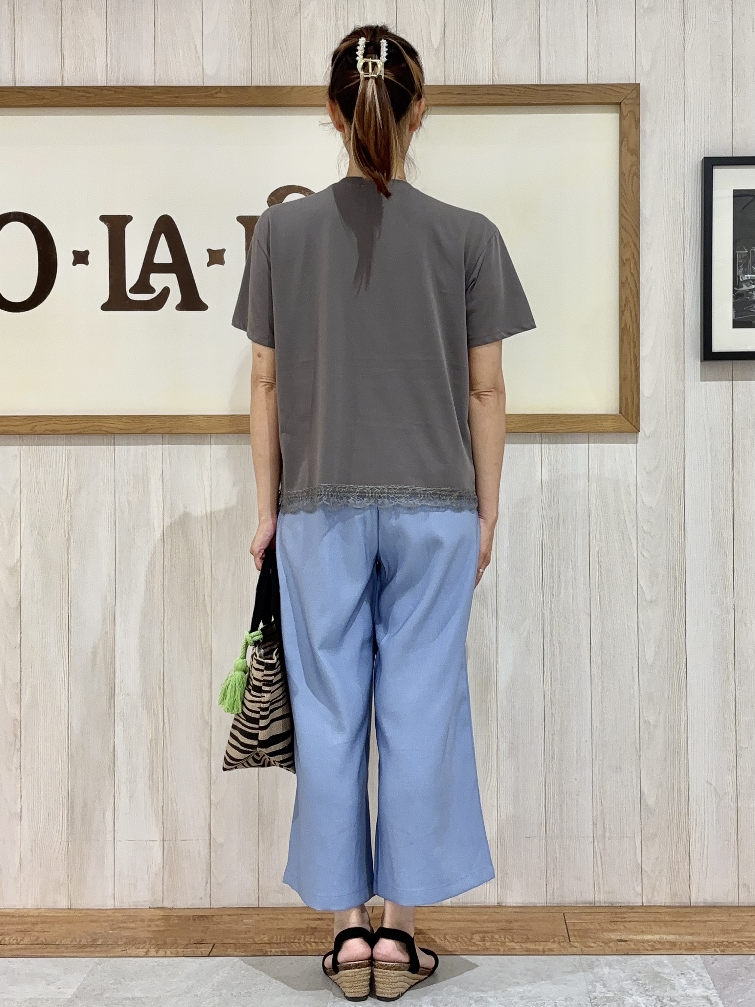 みきぽんさんの「SHOO･LA･RUE｜【UV/S-LL/洗濯機可】真夏に着たい裾レースが女性らしさをプラスする プリントアソートTシャツ」を使ったコーディネート
