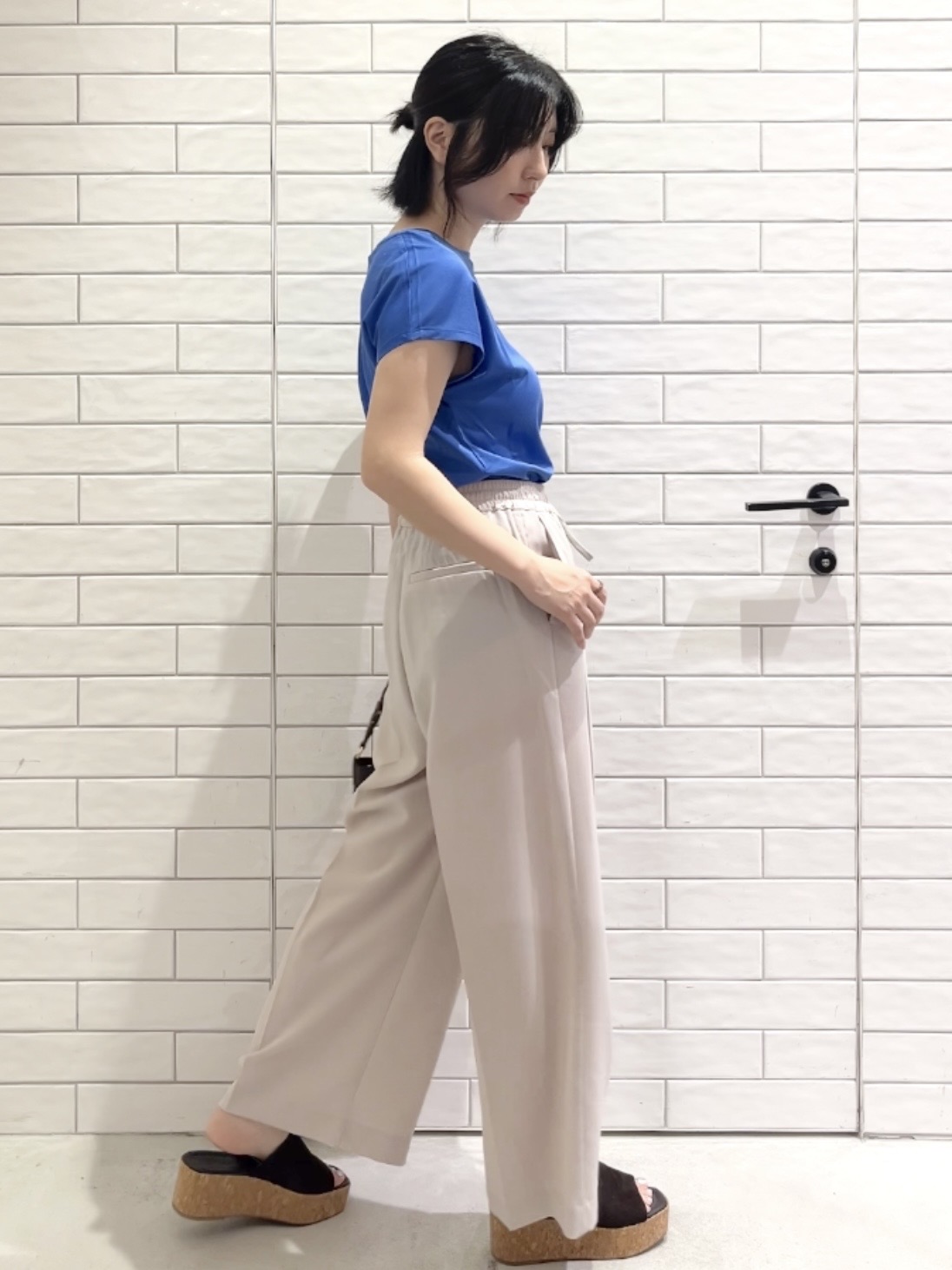 しおりさんの「OPAQUE.CLIP｜フレンチスリーブカットソー【洗濯機OK】」を使ったコーディネート