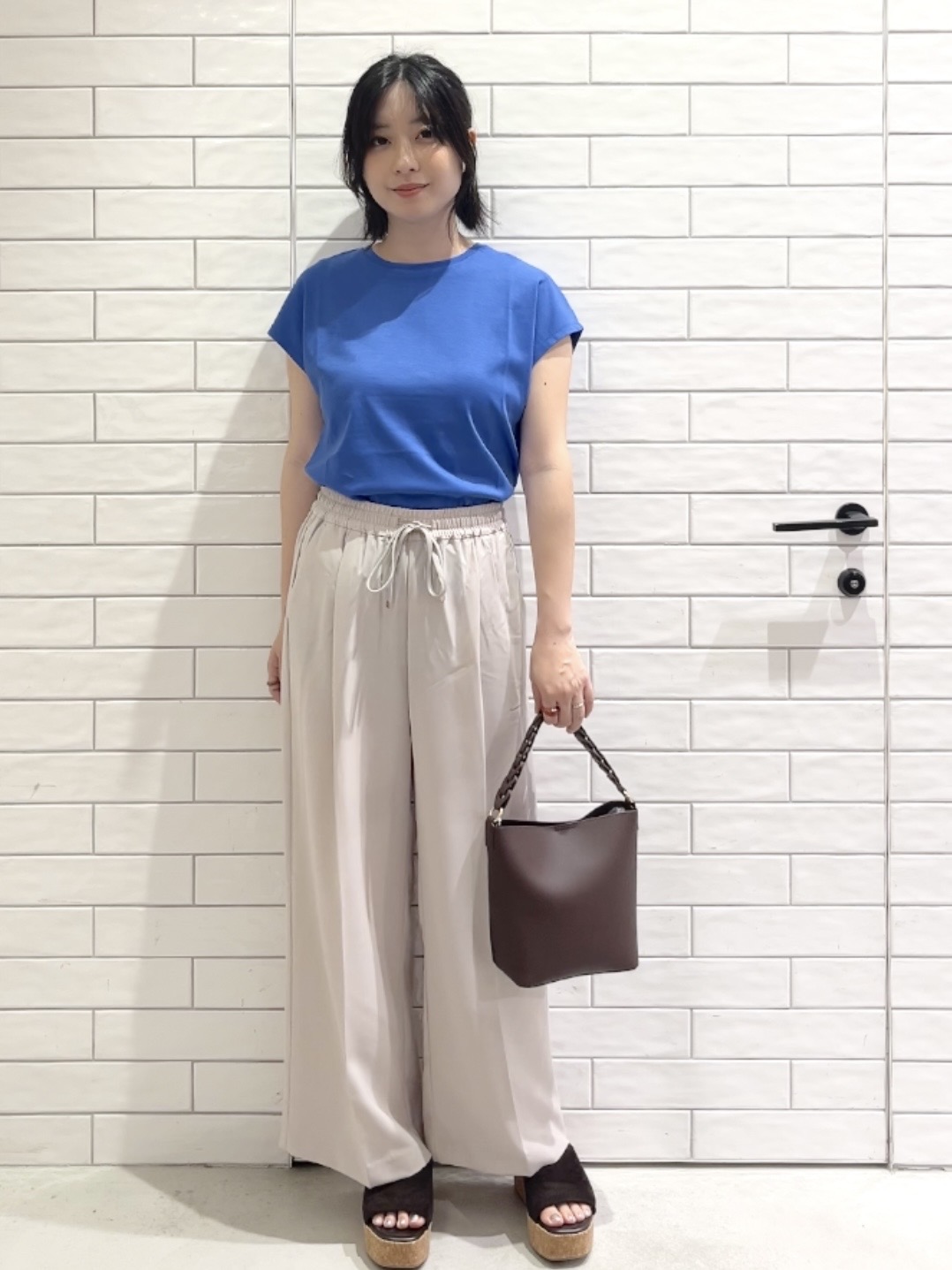 しおりさんの「OPAQUE.CLIP｜フレンチスリーブカットソー【洗濯機OK】」を使ったコーディネート