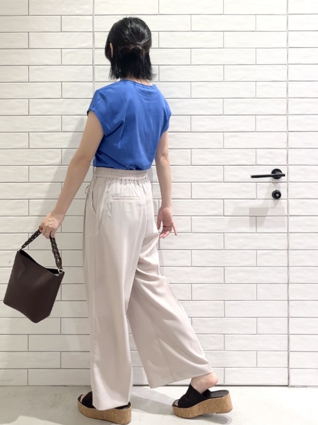 しおりさんの「OPAQUE.CLIP｜フレンチスリーブカットソー【洗濯機OK】」を使ったコーディネート