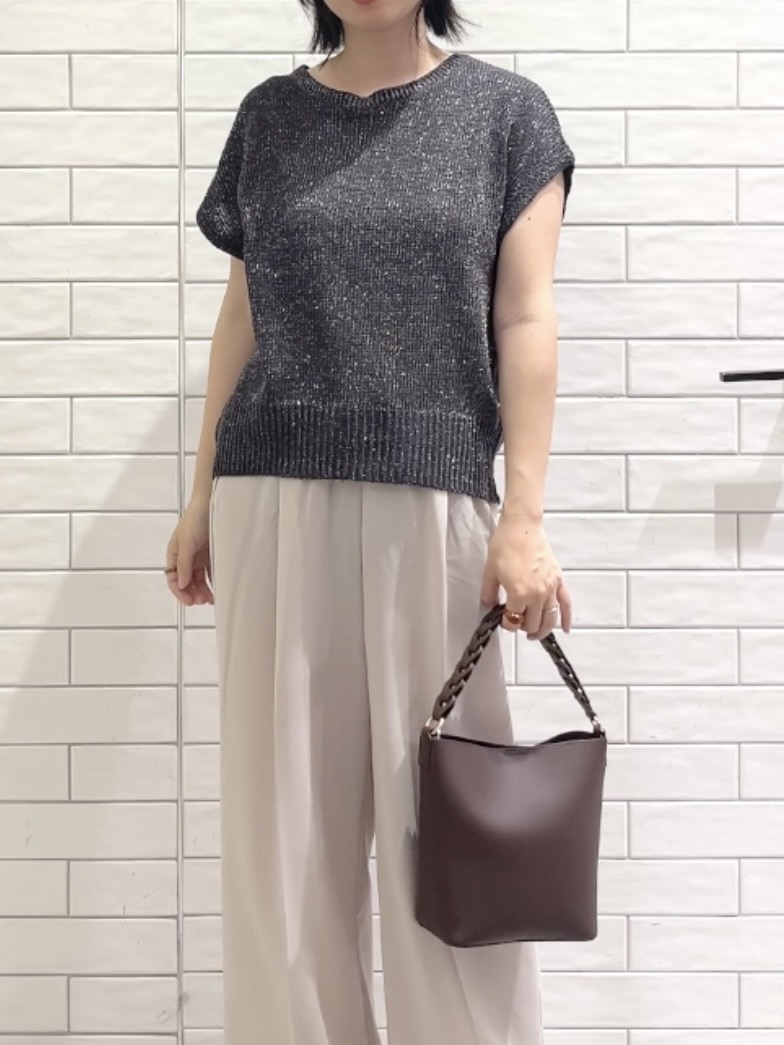 しおりさんの「OPAQUE.CLIP｜ラメメッシュ フレンチスリーブニット【洗濯機OK】」を使ったコーディネート