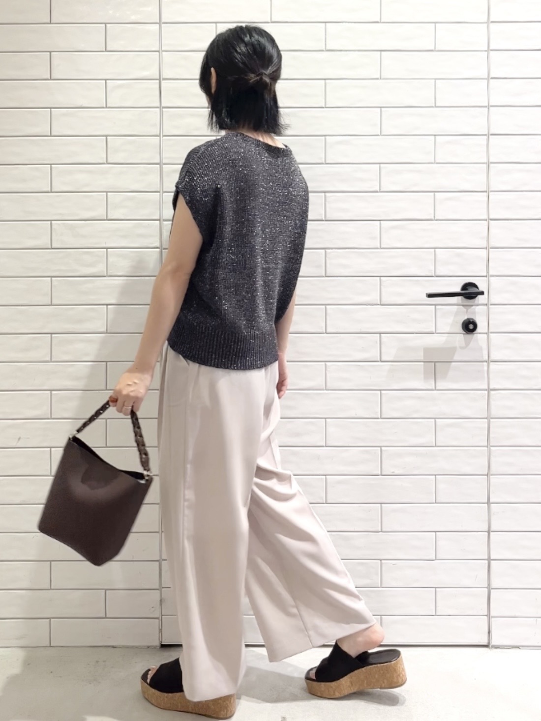 しおりさんの「OPAQUE.CLIP｜ラメメッシュ フレンチスリーブニット【洗濯機OK】」を使ったコーディネート