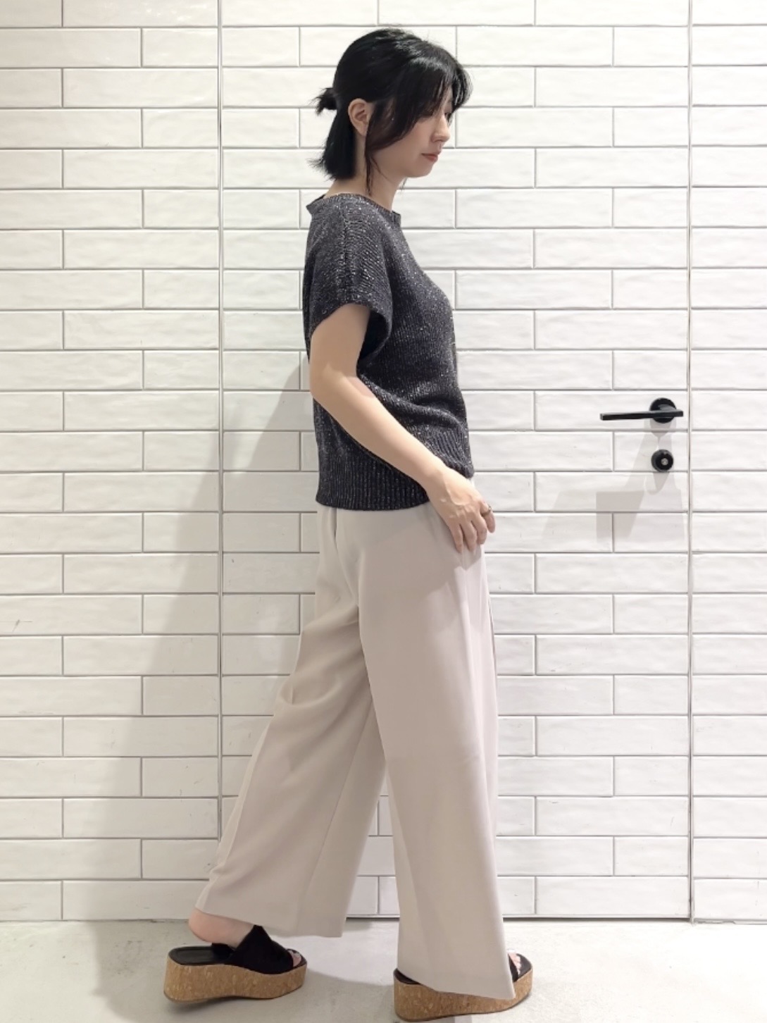 しおりさんの「OPAQUE.CLIP｜ラメメッシュ フレンチスリーブニット【洗濯機OK】」を使ったコーディネート