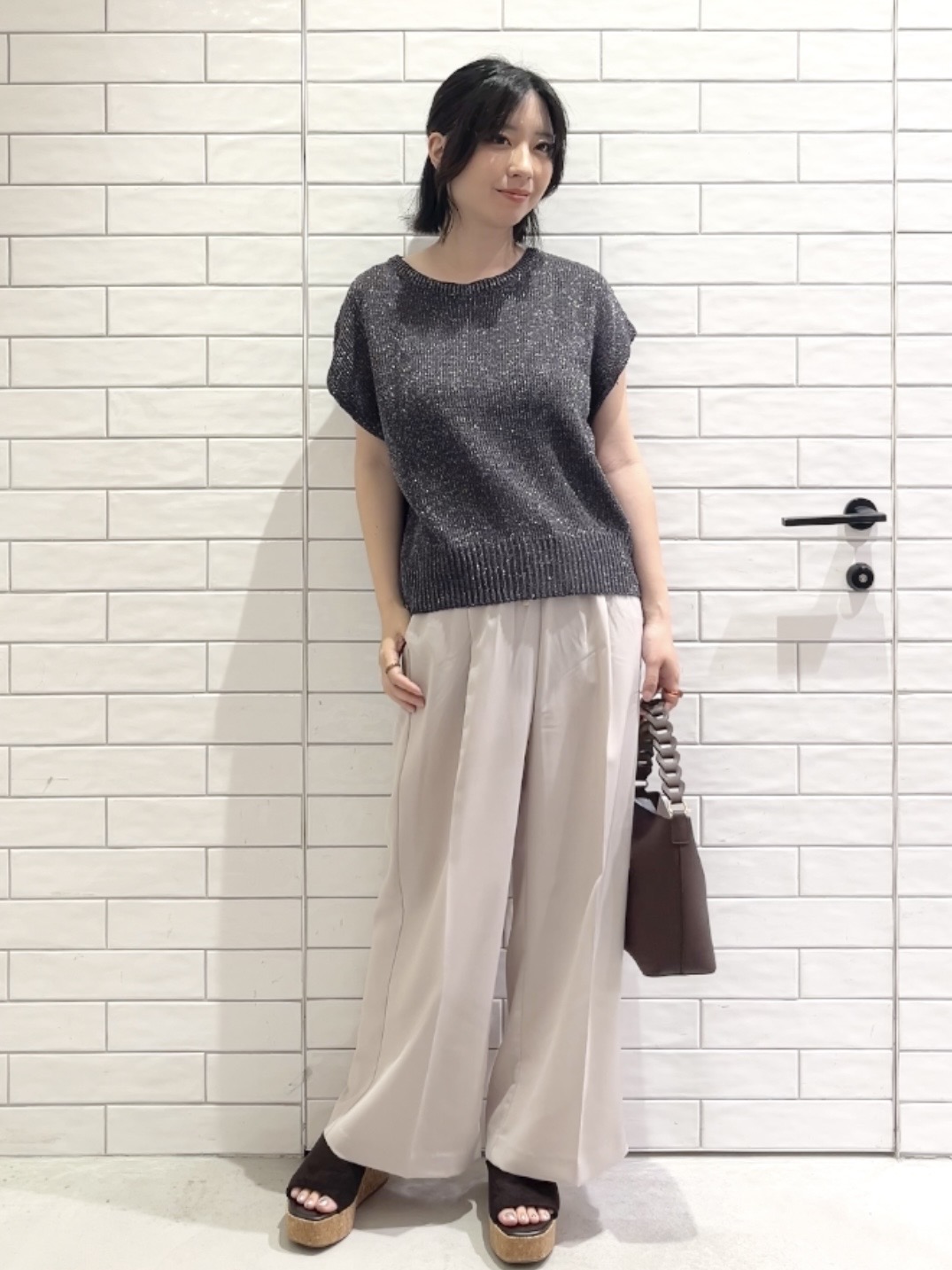 しおりさんの「OPAQUE.CLIP｜ラメメッシュ フレンチスリーブニット【洗濯機OK】」を使ったコーディネート