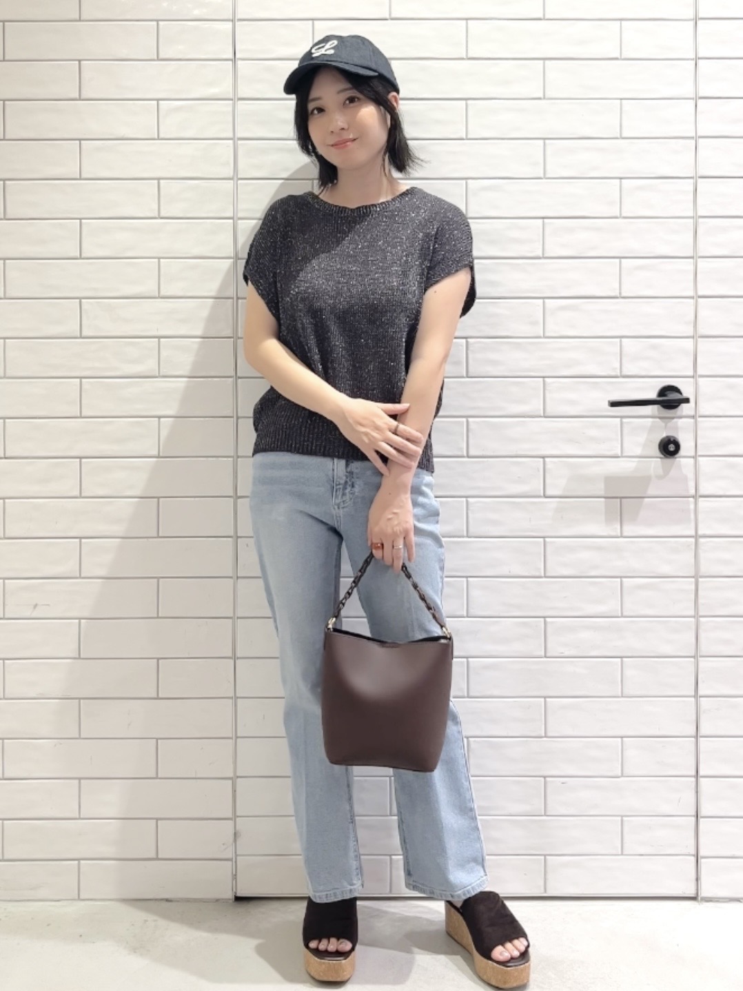 しおりさんの「OPAQUE.CLIP｜ラメメッシュ フレンチスリーブニット【洗濯機OK】」を使ったコーディネート