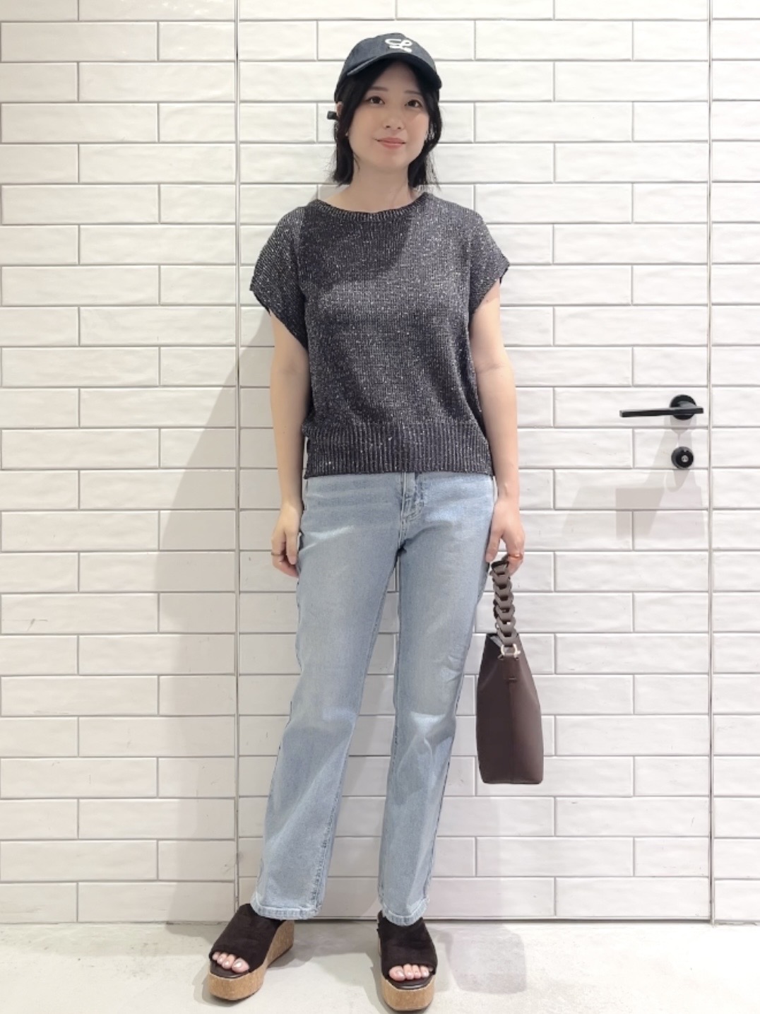 しおりさんの「OPAQUE.CLIP｜ラメメッシュ フレンチスリーブニット【洗濯機OK】」を使ったコーディネート