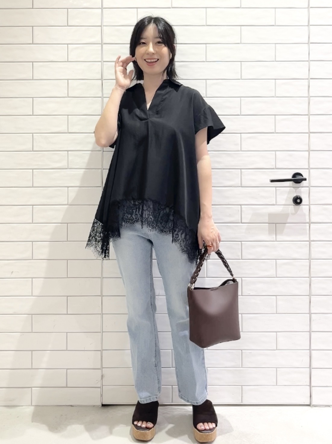 しおりさんの「OPAQUE.CLIP｜裾レース スキッパーブラウス【洗濯機OK】」を使ったコーディネート