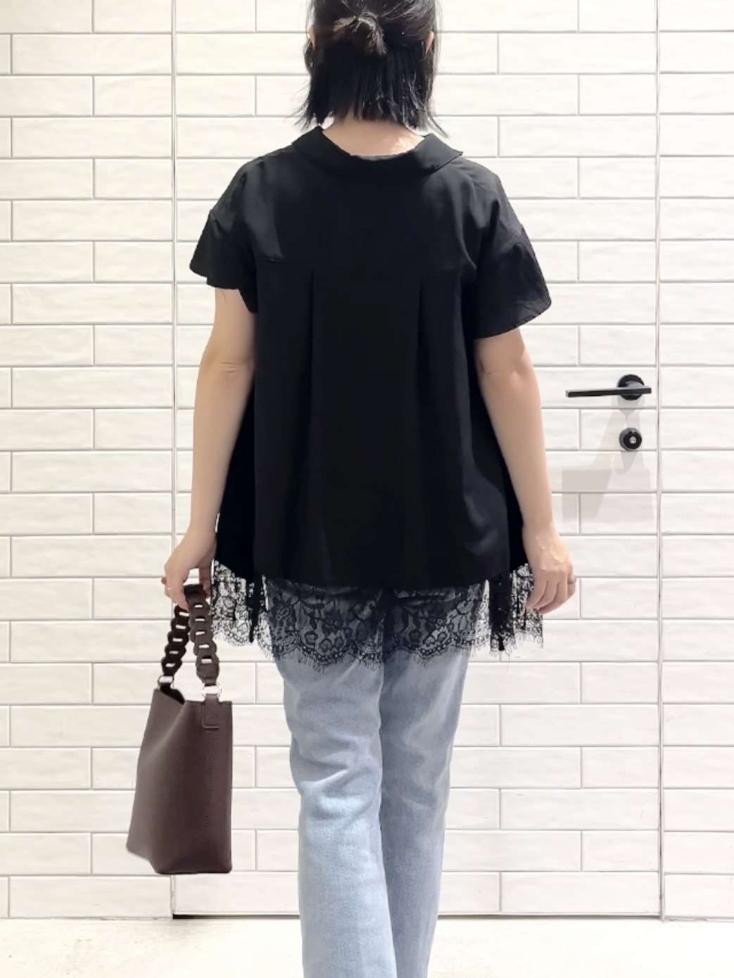 しおりさんの「OPAQUE.CLIP｜裾レース スキッパーブラウス【洗濯機OK】」を使ったコーディネート