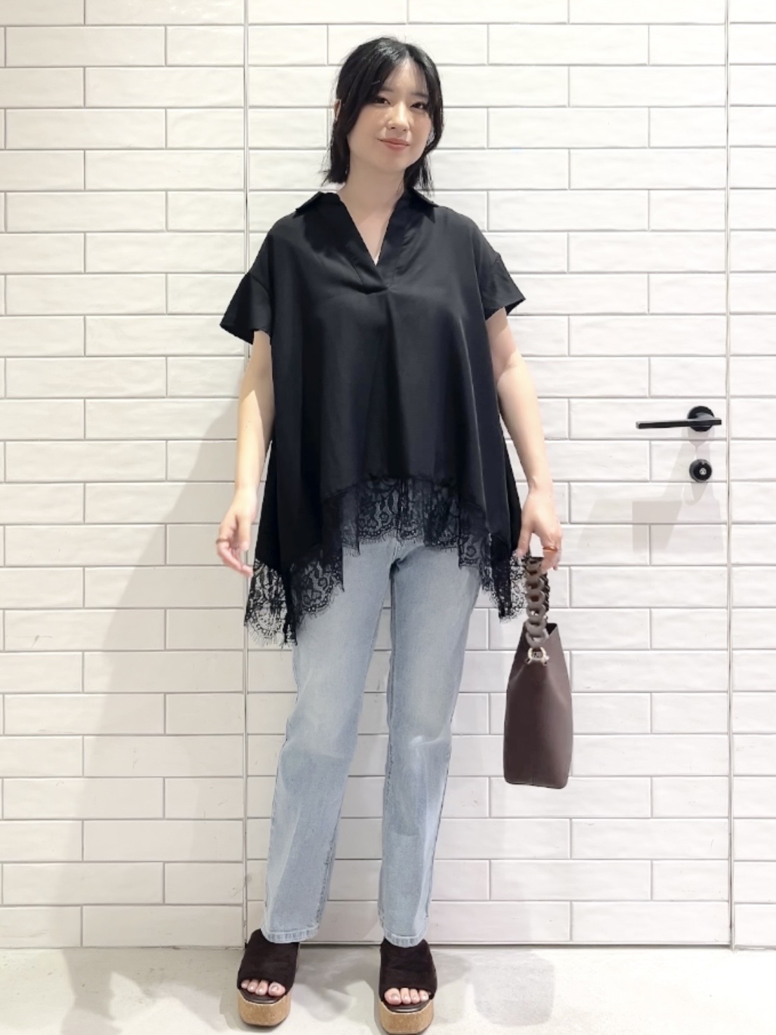 しおりさんの「OPAQUE.CLIP｜裾レース スキッパーブラウス【洗濯機OK】」を使ったコーディネート