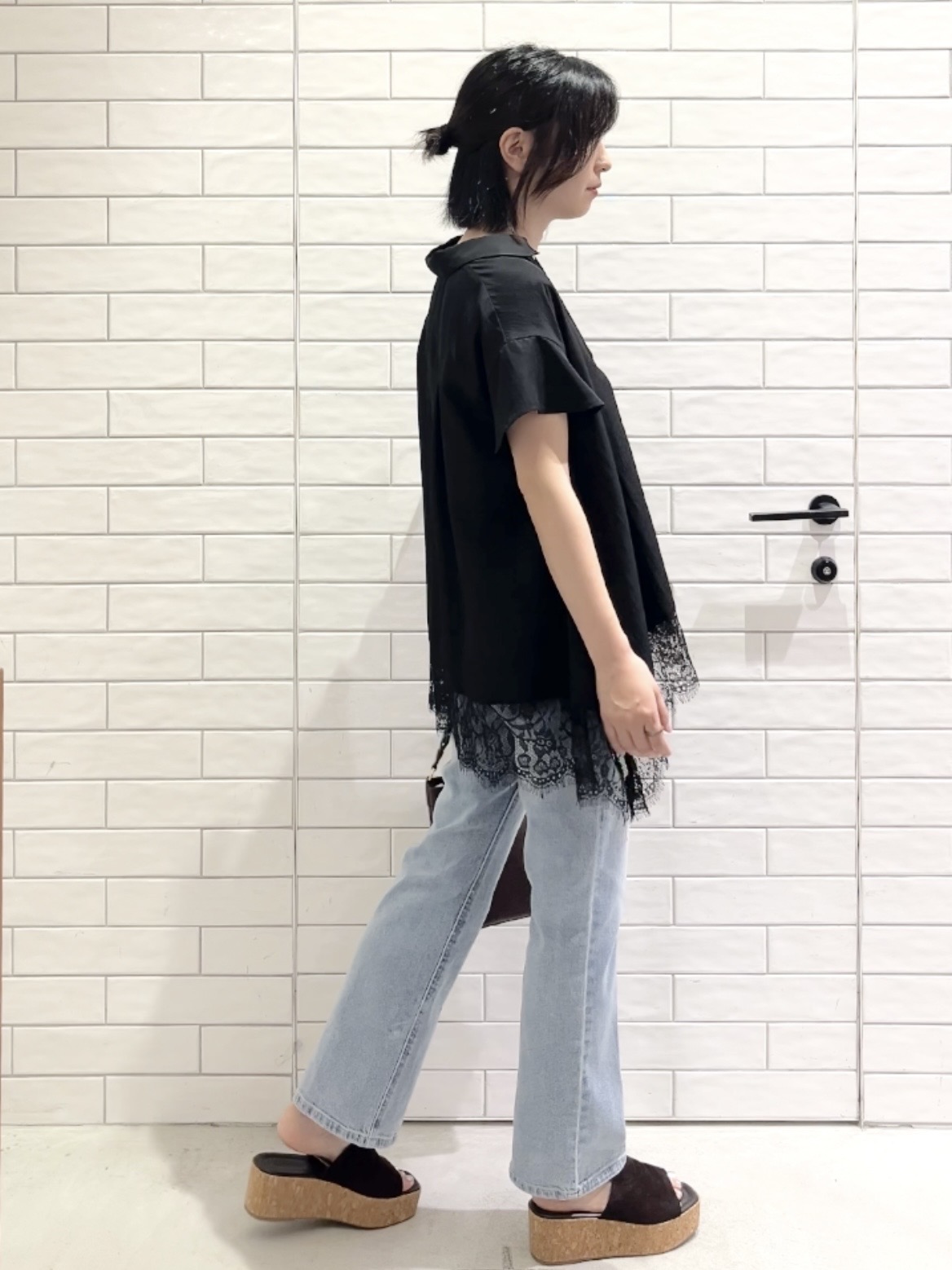 しおりさんの「OPAQUE.CLIP｜裾レース スキッパーブラウス【洗濯機OK】」を使ったコーディネート