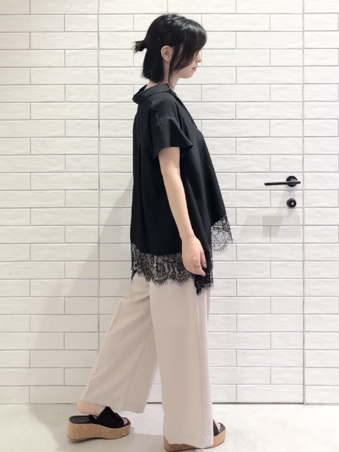 しおりさんの「OPAQUE.CLIP｜裾レース スキッパーブラウス【洗濯機OK】」を使ったコーディネート