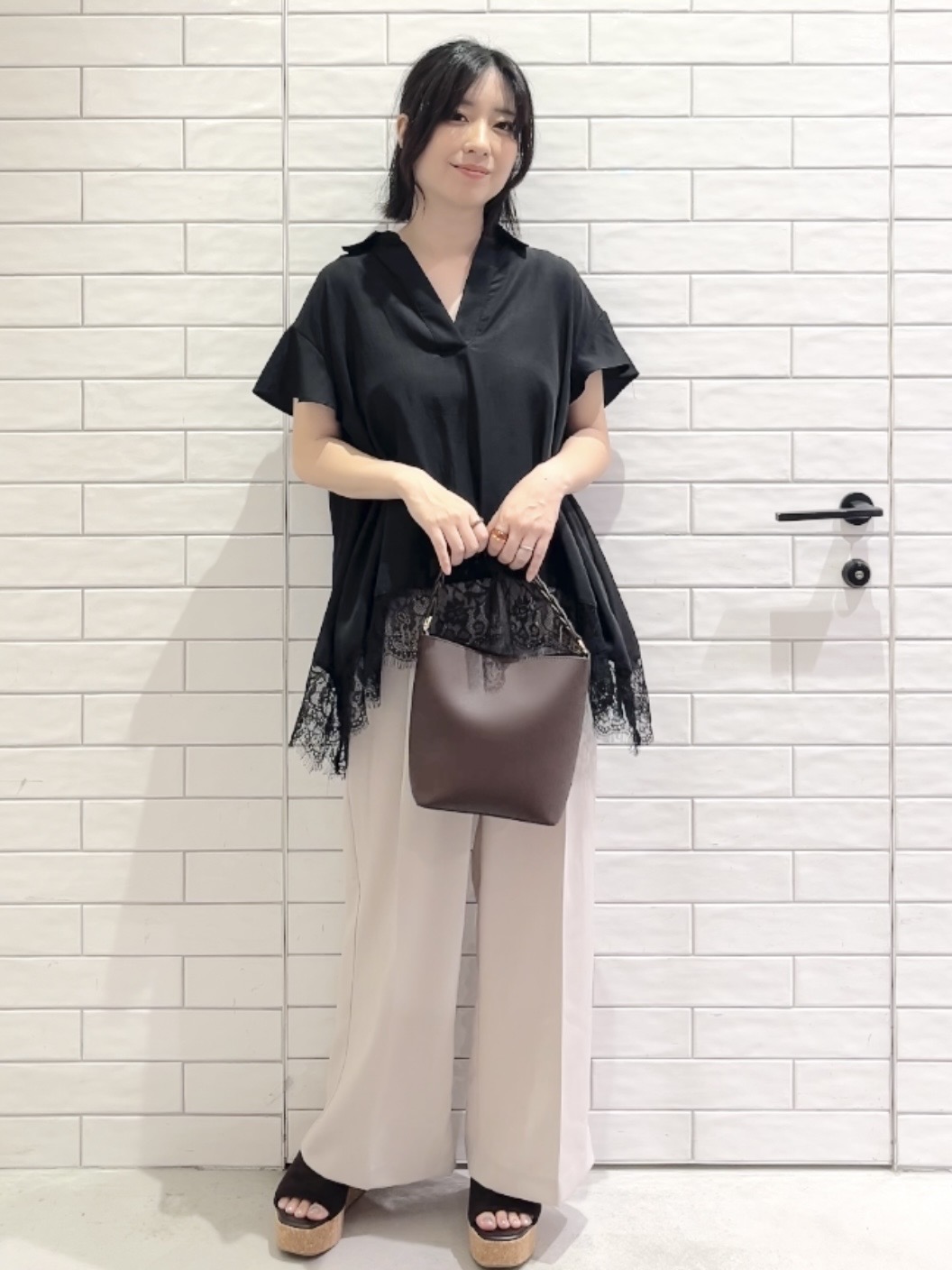 しおりさんの「OPAQUE.CLIP｜裾レース スキッパーブラウス【洗濯機OK】」を使ったコーディネート