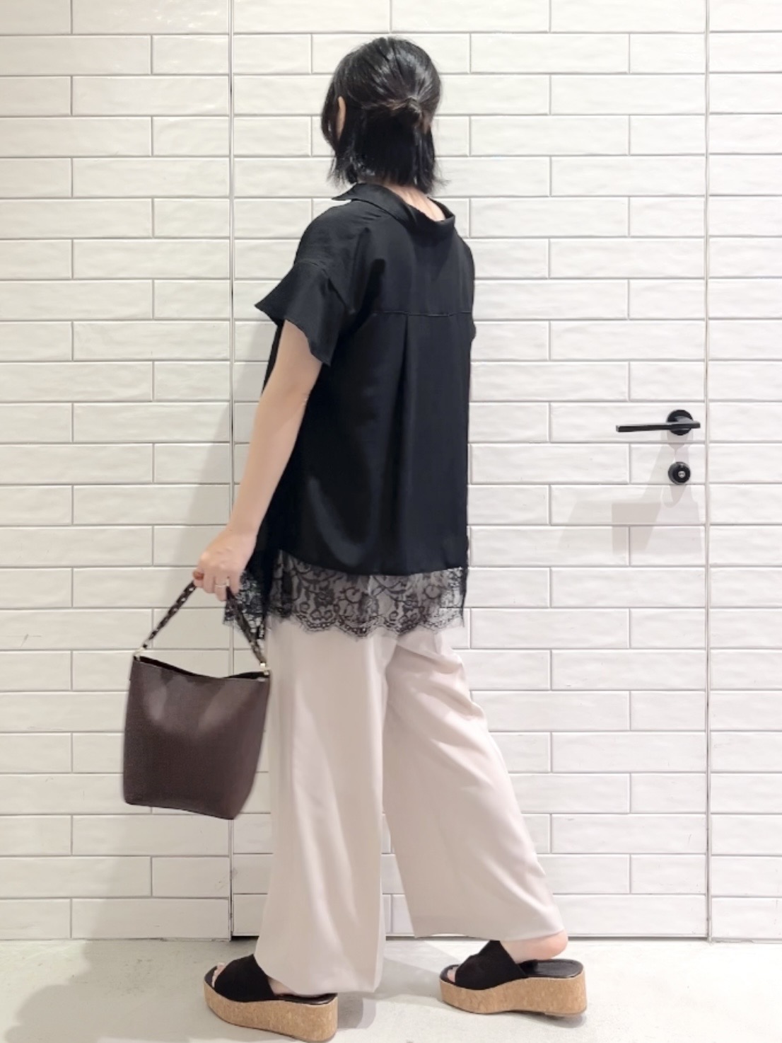 しおりさんの「OPAQUE.CLIP｜裾レース スキッパーブラウス【洗濯機OK】」を使ったコーディネート