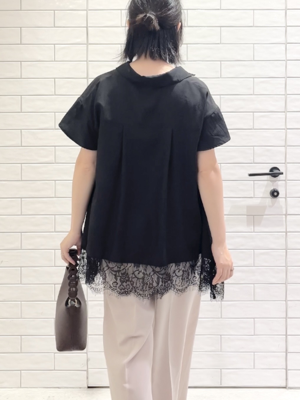 しおりさんの「OPAQUE.CLIP｜裾レース スキッパーブラウス【洗濯機OK】」を使ったコーディネート