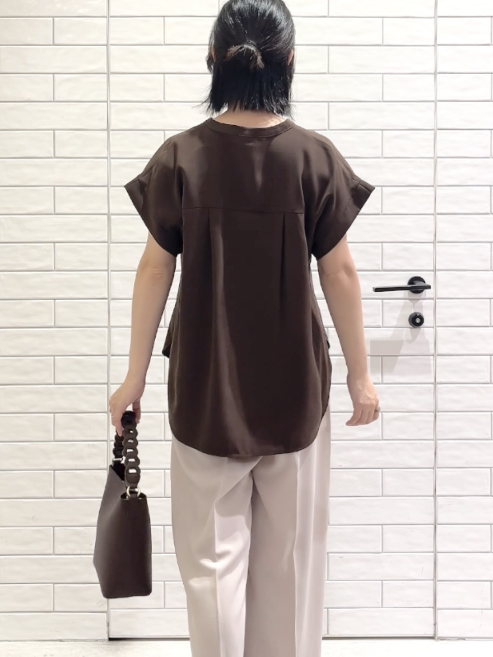 しおりさんの「OPAQUE.CLIP｜【ストレッチ／防シワ／洗濯機OK】スキッパーブラウス《SS～LL／5col／セットアップ可》」を使ったコーディネート