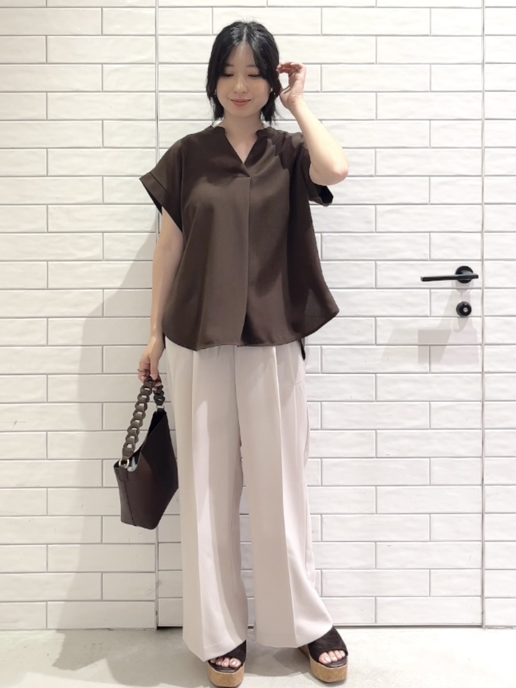 しおりさんの「OPAQUE.CLIP｜【ストレッチ／防シワ／洗濯機OK】スキッパーブラウス《SS～LL／5col／セットアップ可》」を使ったコーディネート