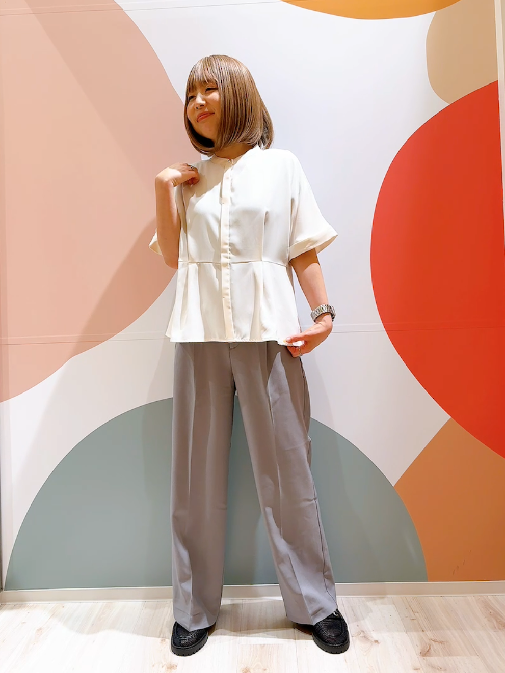 長男さんの「SHOO･LA･RUE｜【UV/通勤】洗濯後しわになりにくい インしない ウエストタックペプラムブラウス」を使ったコーディネート