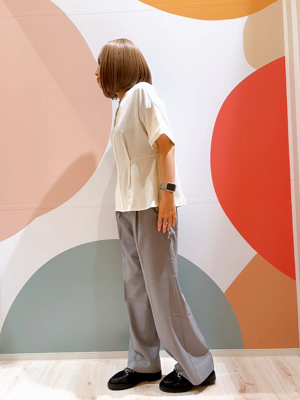 長男さんの「SHOO･LA･RUE｜【UV/通勤】洗濯後しわになりにくい インしない ウエストタックペプラムブラウス」を使ったコーディネート